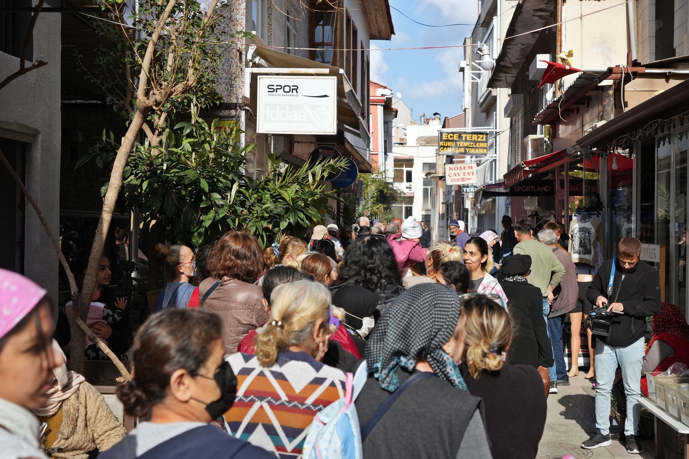Antalya’da gizli hayırseverin dağıttığı pide, yoğun kuyruklara neden oldu