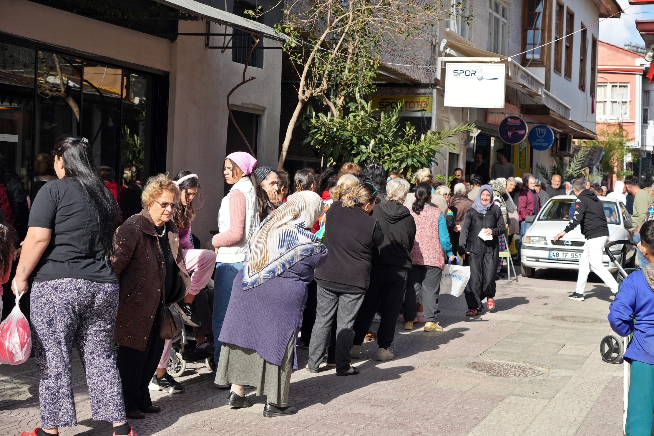 Antalya’da gizli hayırseverin dağıttığı pide, yoğun kuyruklara neden oldu