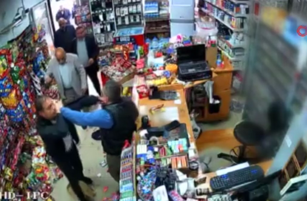 Esenyurt’ta markette yumruklar havada uçuştu! “1.5 TL’lik komisyon” kavgası kamerada