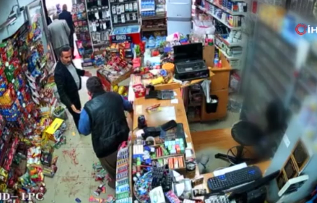 Esenyurt’ta markette yumruklar havada uçuştu! “1.5 TL’lik komisyon” kavgası kamerada