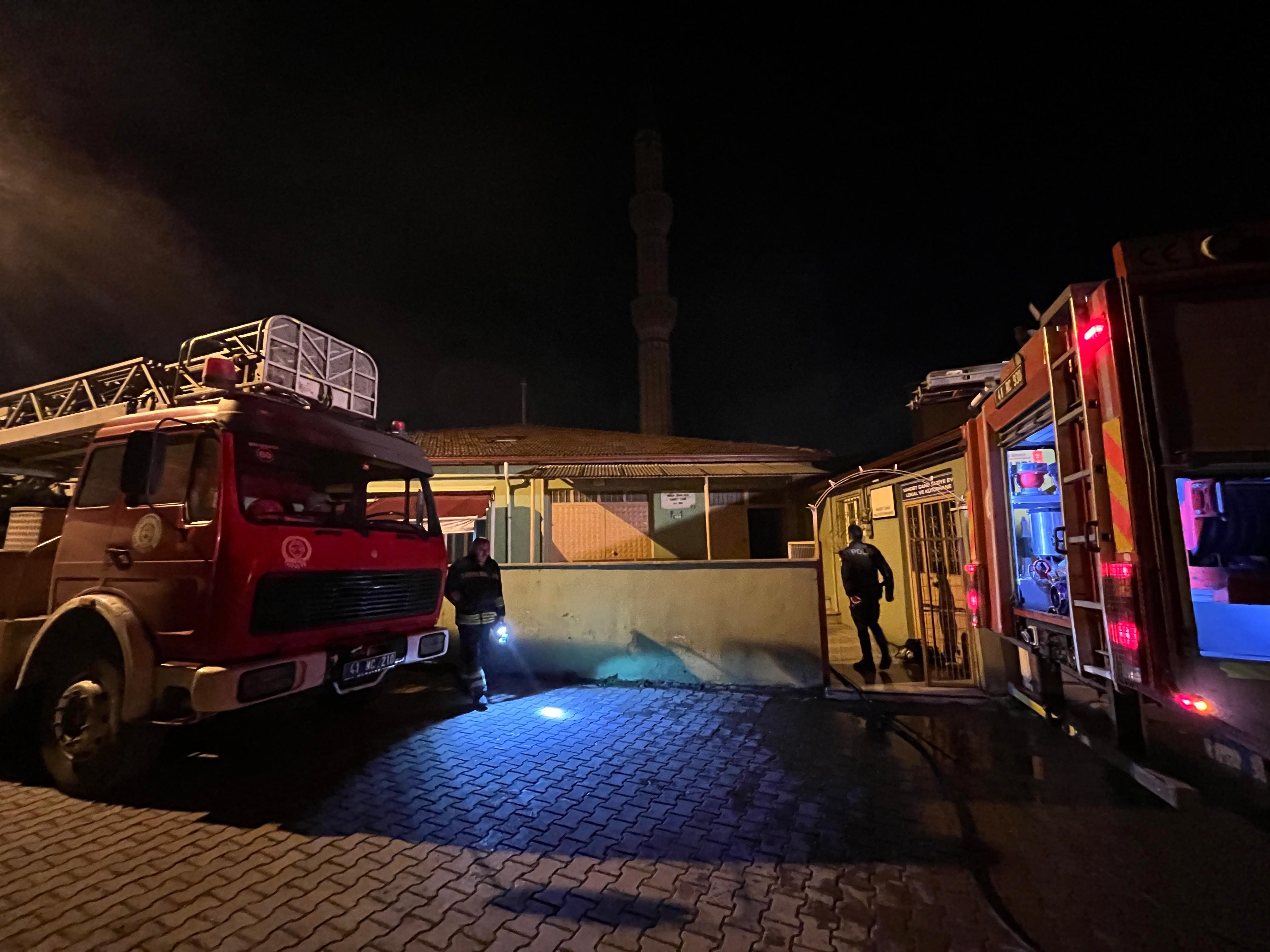 Kocaeli’de korkutan yangın! Camide çıkan yangın vatandaşları sokağa döktü!