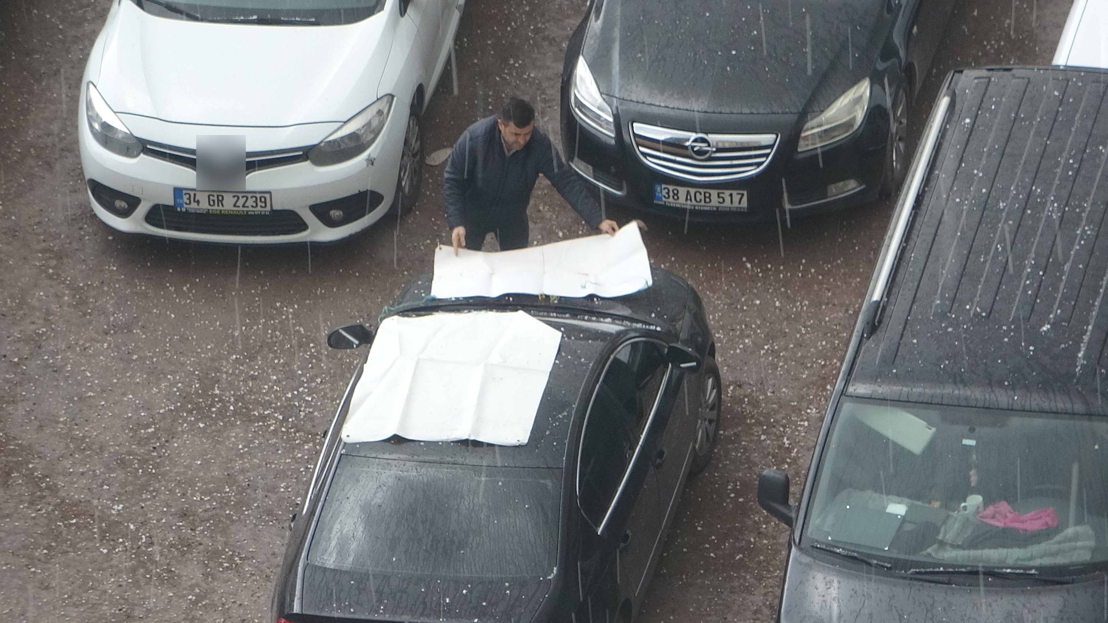 Kayseri’de ceviz büyüklüğünde yağan dolu, vatandaşlara zor anlar yaşattı!