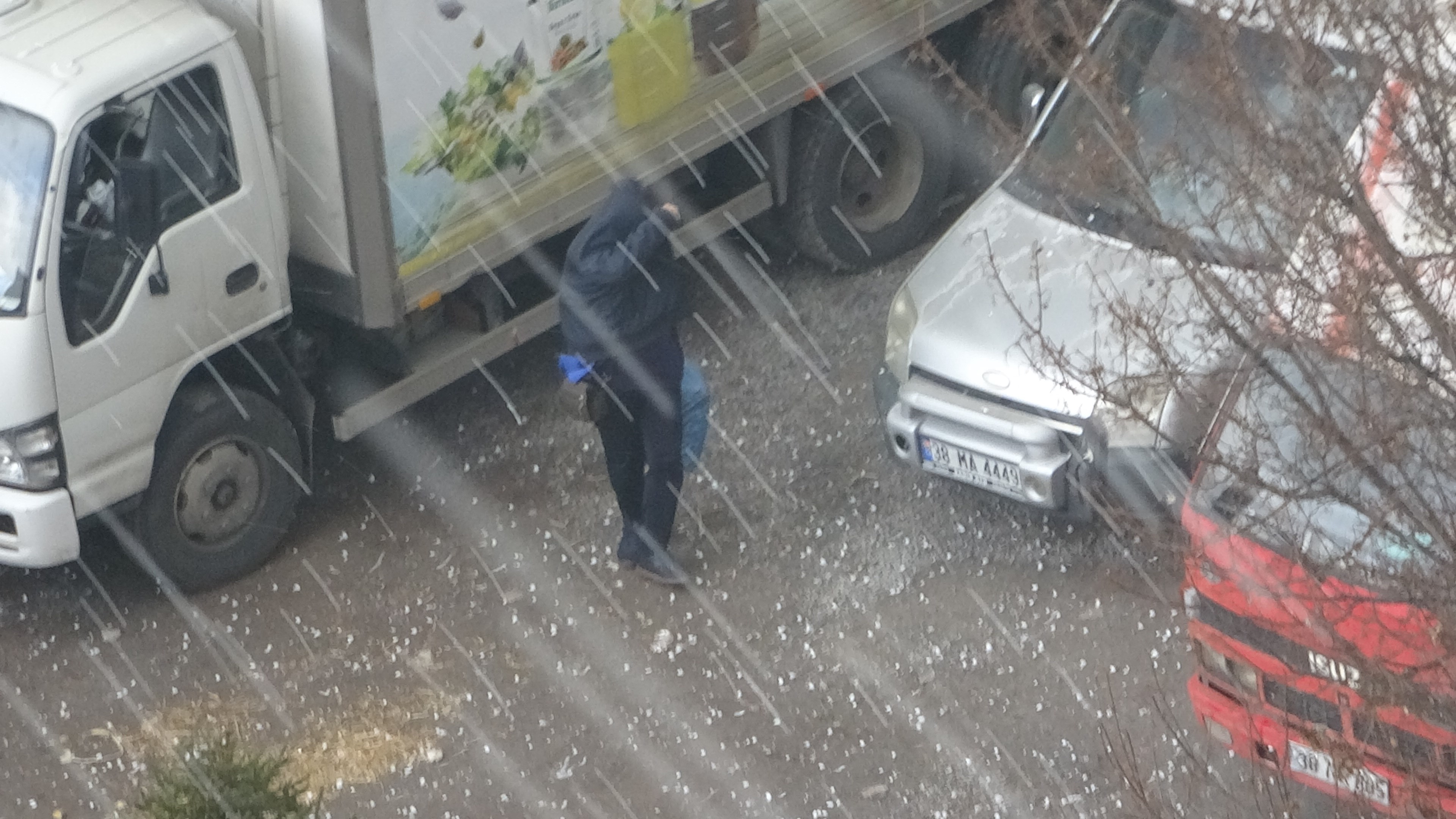 Kayseri’de ceviz büyüklüğünde yağan dolu, vatandaşlara zor anlar yaşattı!