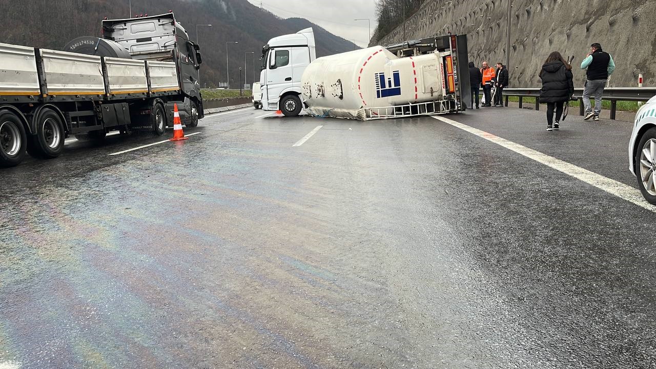 Otoyolda feci kaza! Kontrolden çıkan tırın çimento yüklü silobas dorsesi devrildi!