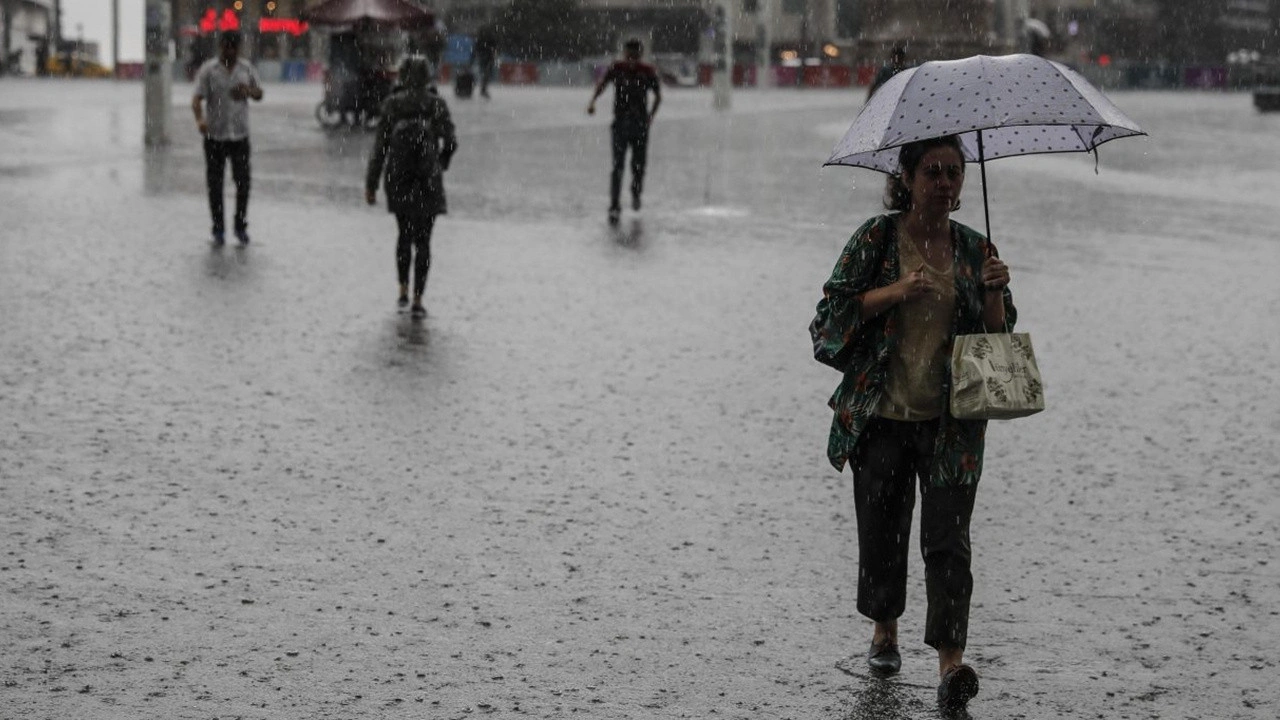 Meteoroloji'den uyarı geldi! Kışlıkları kaldırmayın! Sıcaklıklar kaç derece düşecek? Yağmur sürecek mi? Cuma günü hava nasıl!