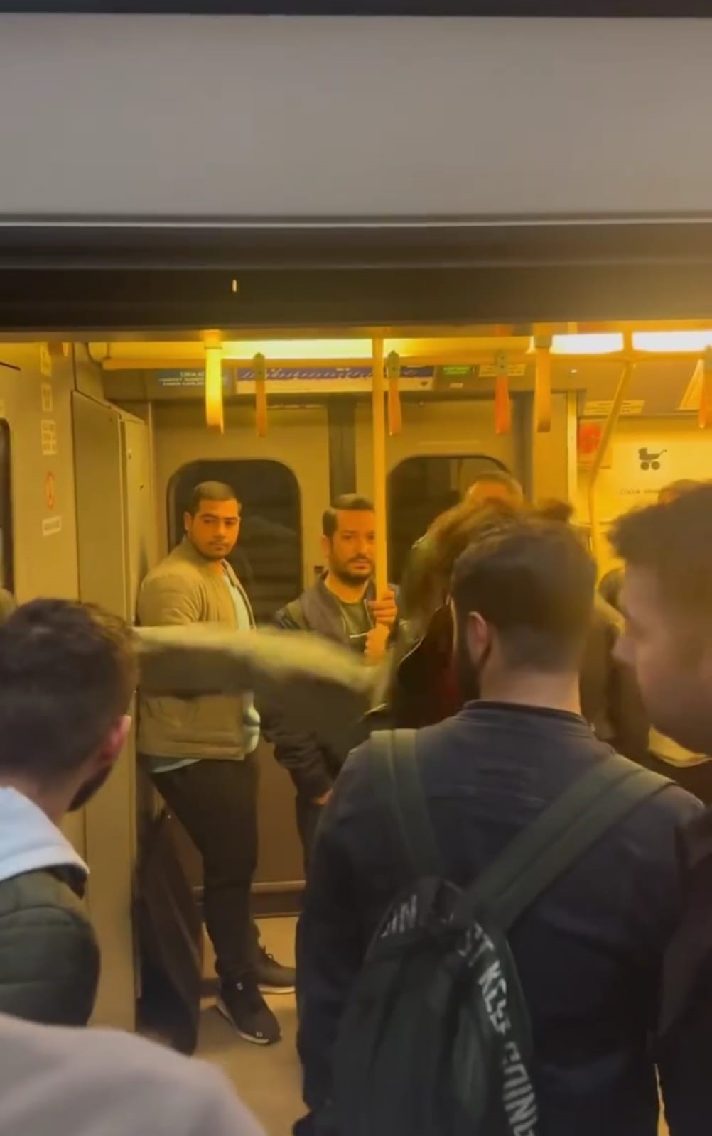 Metroda ortalık karıştı! Kapıları tekmeleyip makinisti dövmeye kalktılar!
