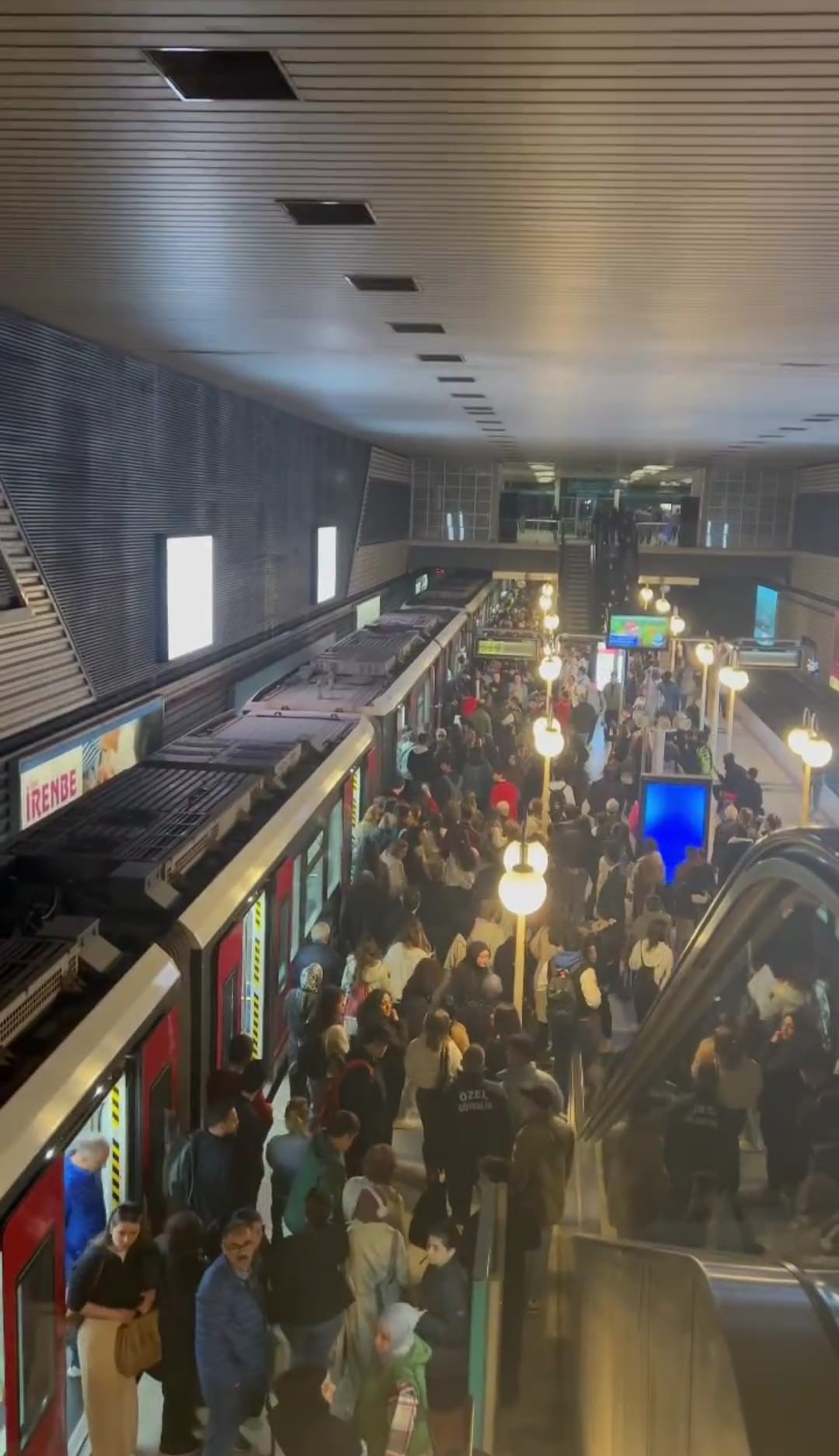 Metroda ortalık karıştı! Kapıları tekmeleyip makinisti dövmeye kalktılar!