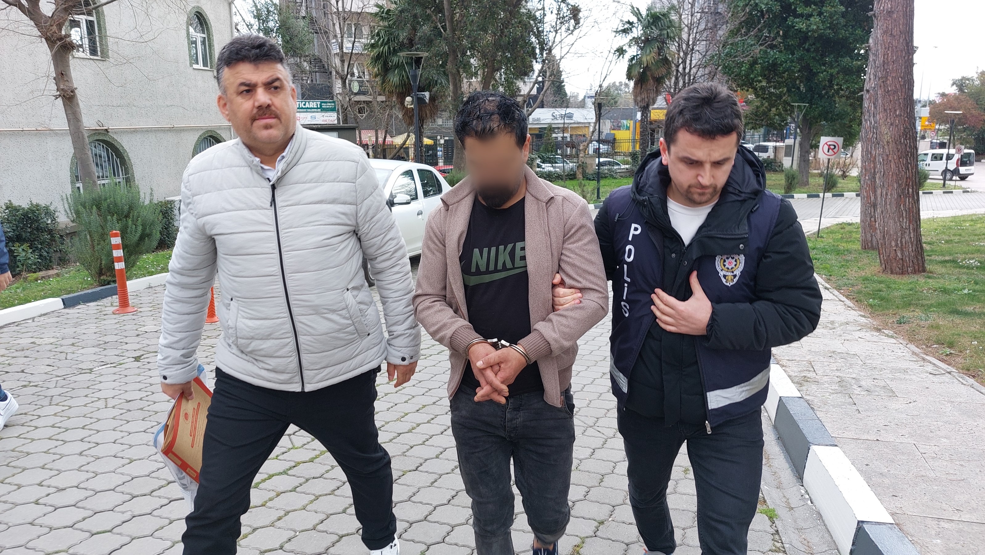 Kapısını kırıp girdiği evdeki eşyaları 3 gün boyunca taşıyan hırsız yakayı ele verdi!