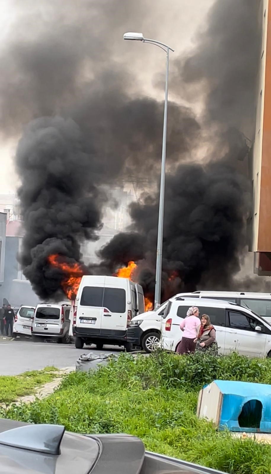 Ataşehir'de hareketli dakikalar! Vatandaşlarların müdahale ettiği araç, alev topuna döndü!