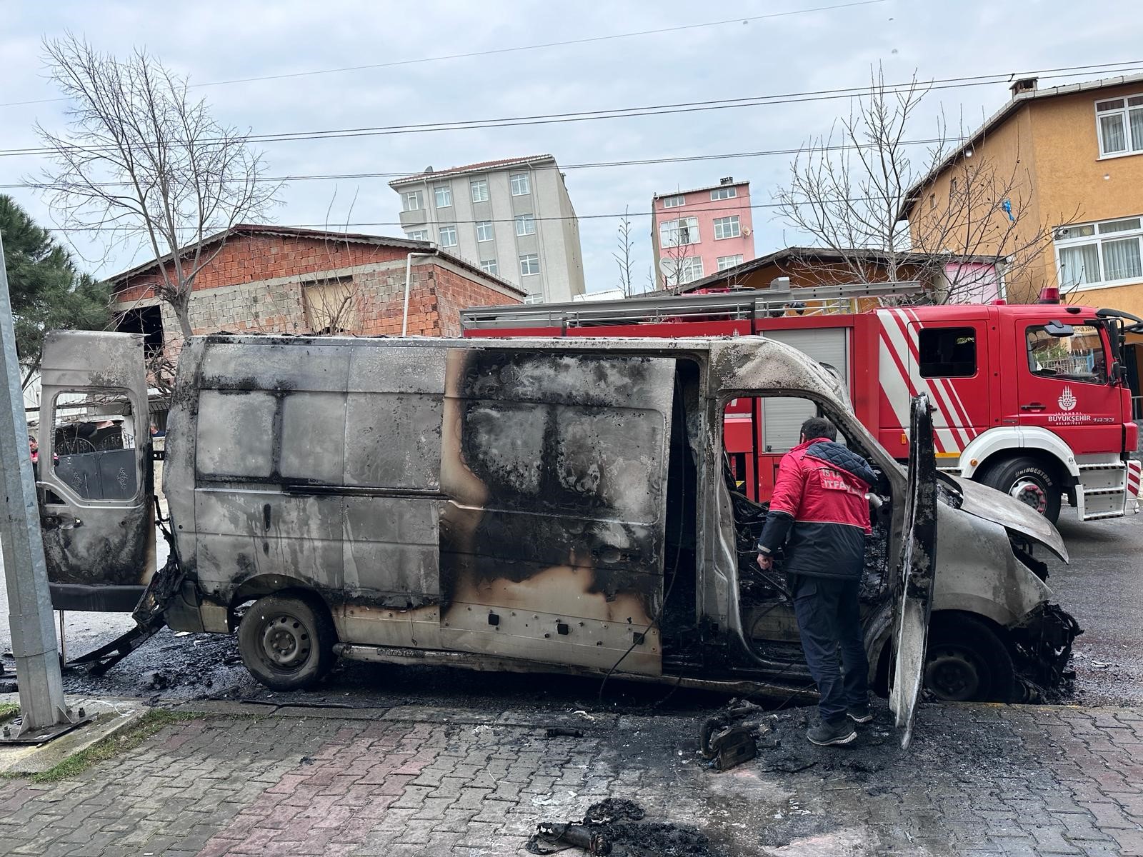 Ataşehir'de hareketli dakikalar! Vatandaşlarların müdahale ettiği araç, alev topuna döndü!