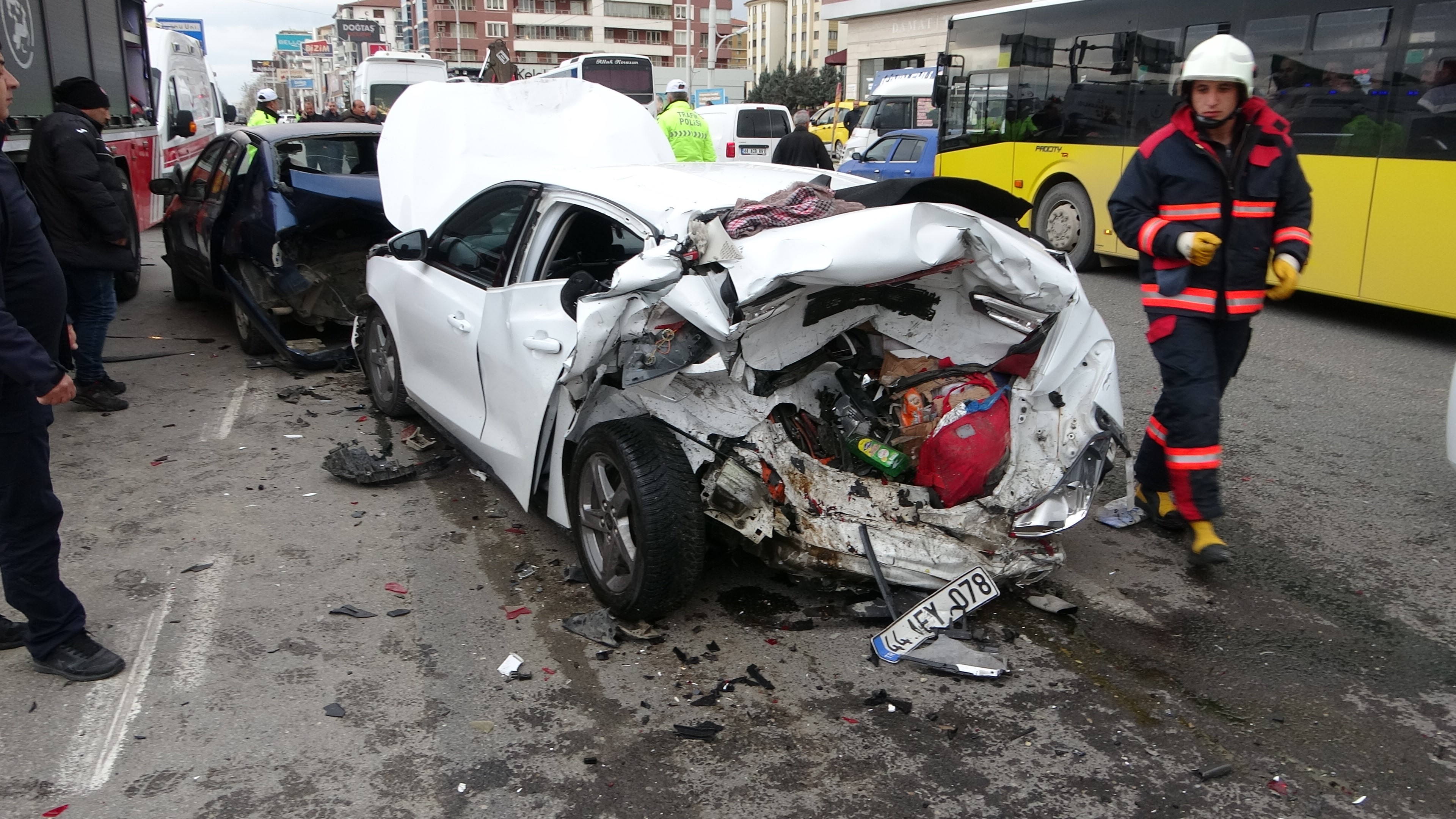 Malatya’da zincirleme kaza! Çok sayıda aracın karıştığı kazada can pazarı yaşandı!