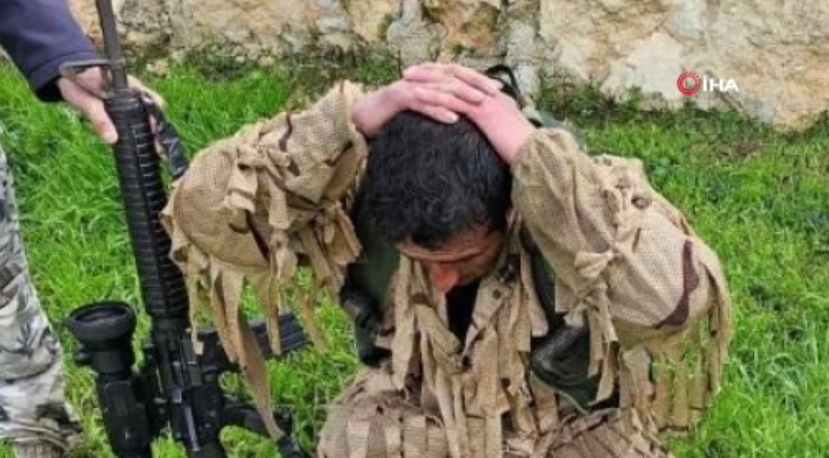 Son dakika! Zeytin Dalı alanında PKK'lı Terörist canlı yakalandı!