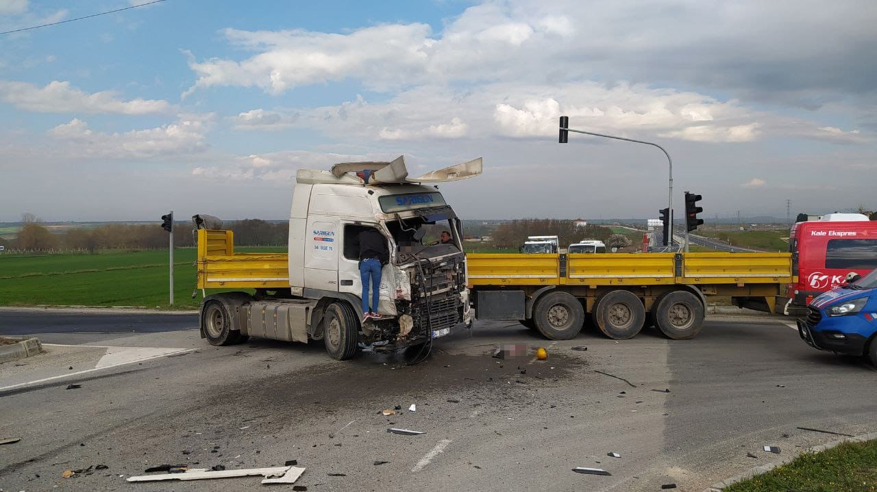 Tekirdağ'da katliam gibi kaza! Kontrolden çıkan tır, yolcu minibüsüne çarptı! Çok sayıda ölü ve yaralı var!