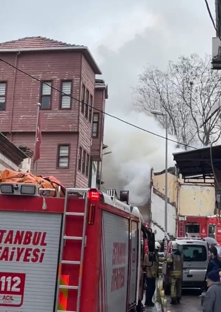 Fatih’te sıcak dakikalar! 3 katlı binada çıkan yangın can aldı!
