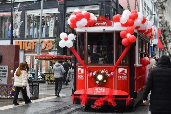 İstanbul'un simgelerinden ''Pendik Nostaljik Tramvay'' Ahmet Cin'in açılışı ile hizmet vermeye başladı