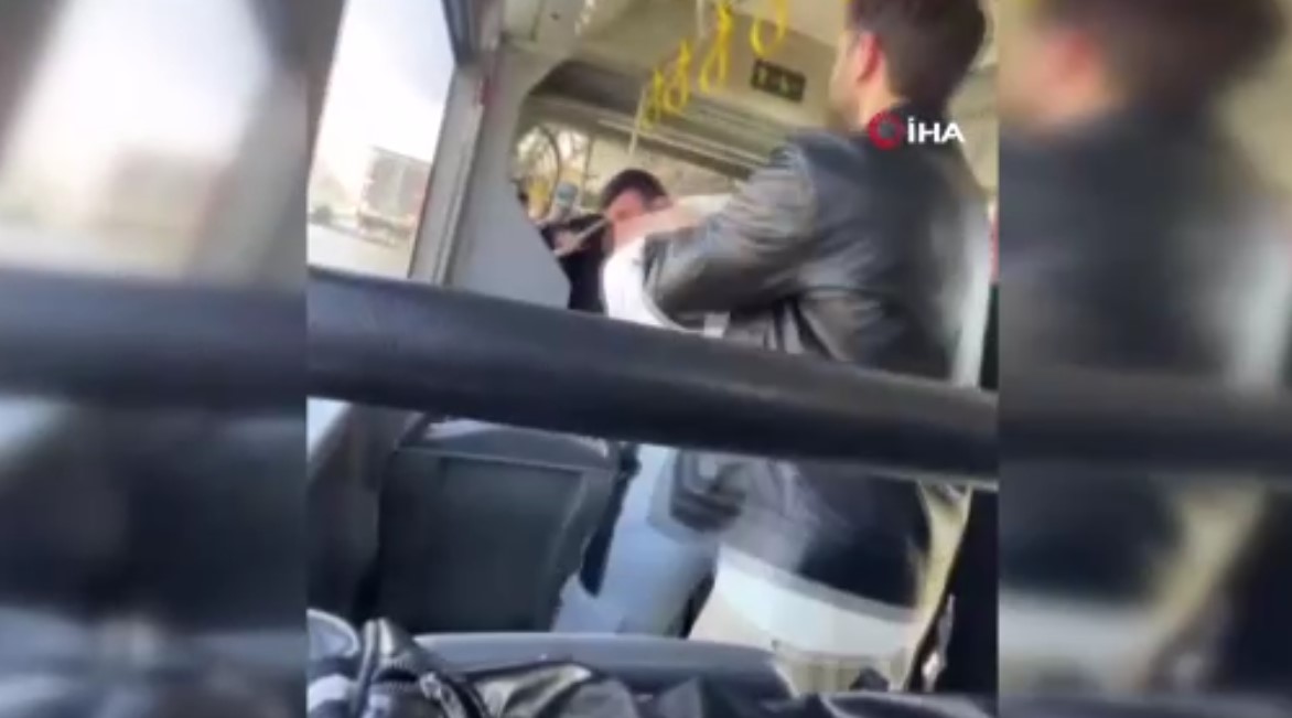 Beylikdüzün'de ilginç görüntüler! Yolcu otobüsünde yumruk yumruğa kavga kamerada!