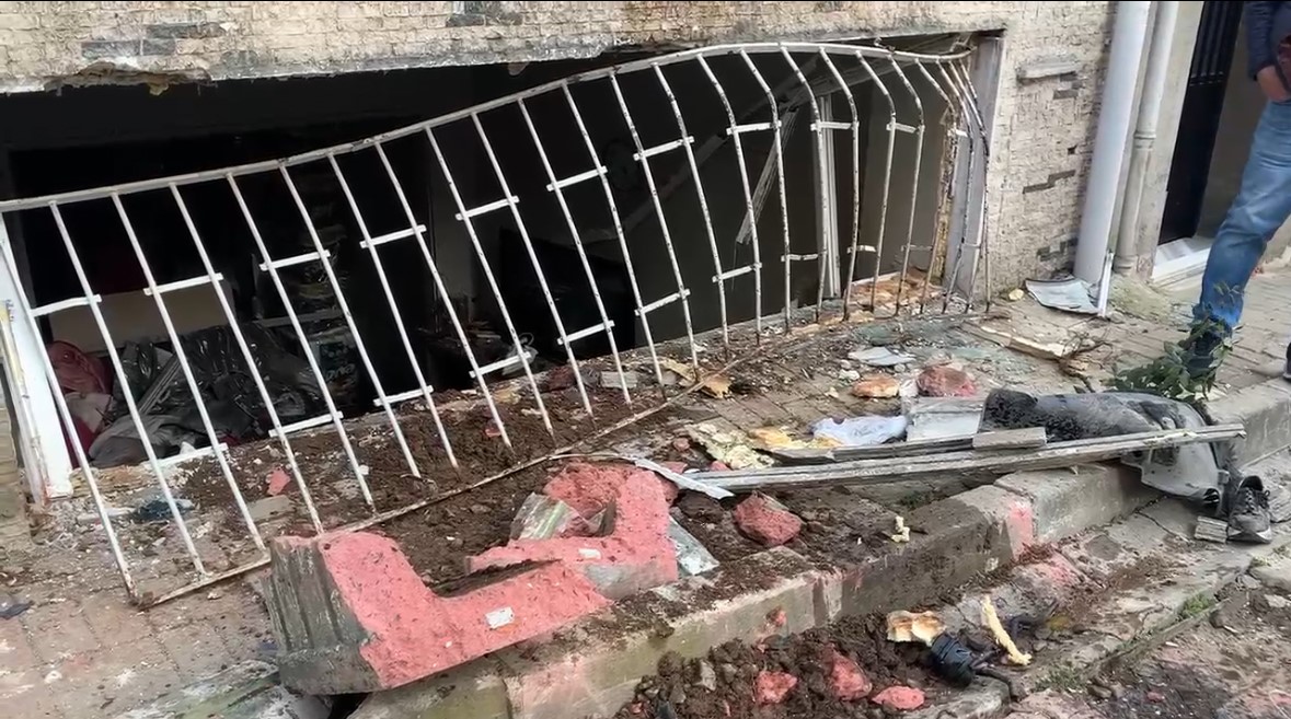 Beşiktaş’ta kadın sürücü dehşet saçtı! Fren yerine gaza bastı, önce yayaya çarpıp sonra bir eve daldı!