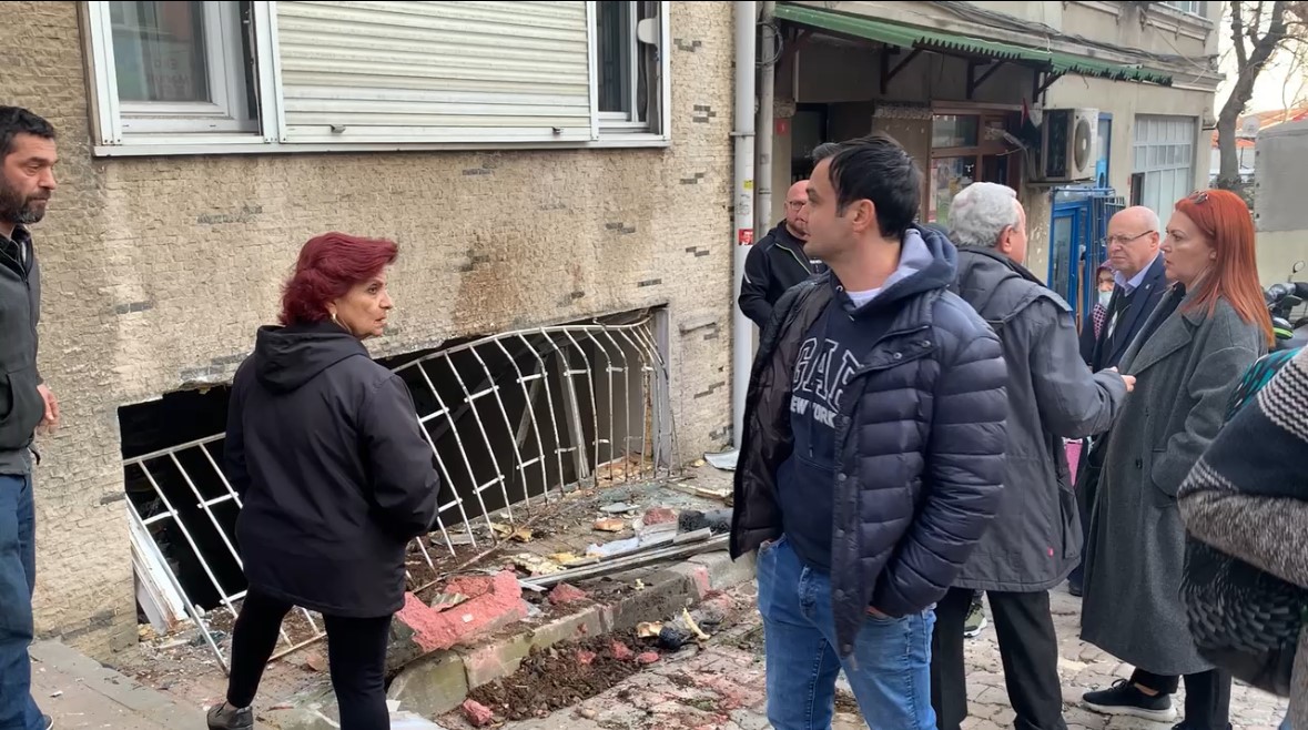 Beşiktaş’ta kadın sürücü dehşet saçtı! Fren yerine gaza bastı, önce yayaya çarpıp sonra bir eve daldı!