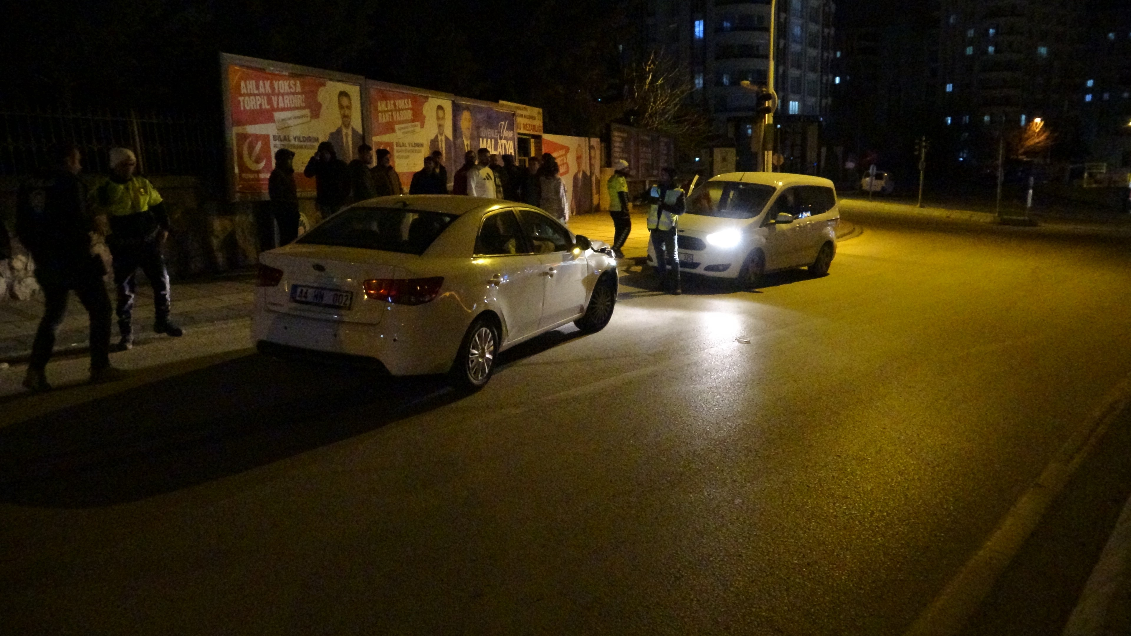 Malatya’da feci kaza! Savrulan araç ile istinat duvarı arasına sıkışan şahsın bacağı koptu!