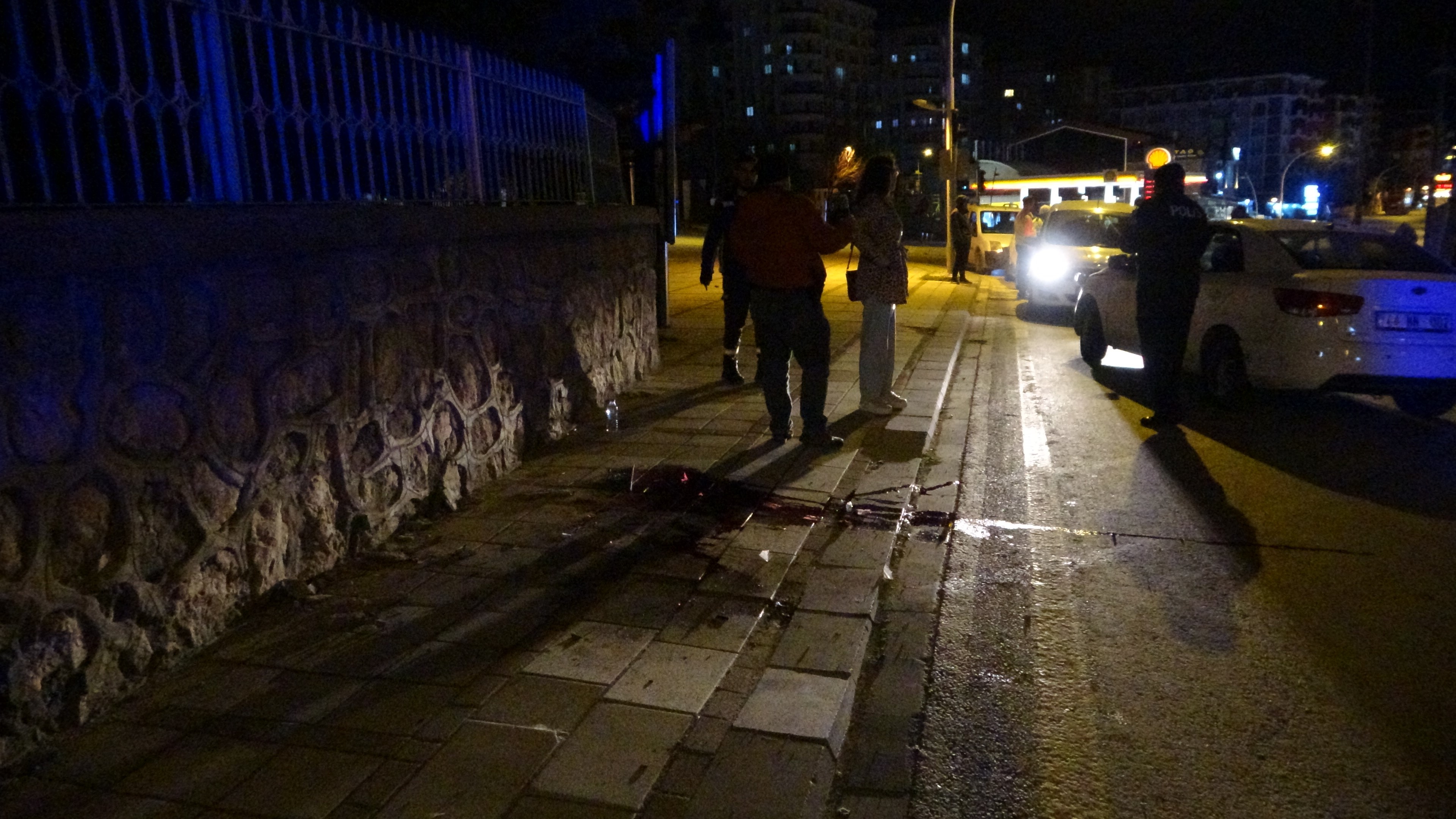 Malatya’da feci kaza! Savrulan araç ile istinat duvarı arasına sıkışan şahsın bacağı koptu!