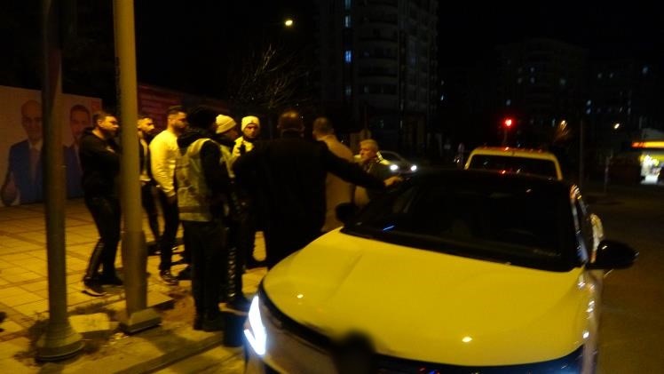 Malatya’da feci kaza! Savrulan araç ile istinat duvarı arasına sıkışan şahsın bacağı koptu!