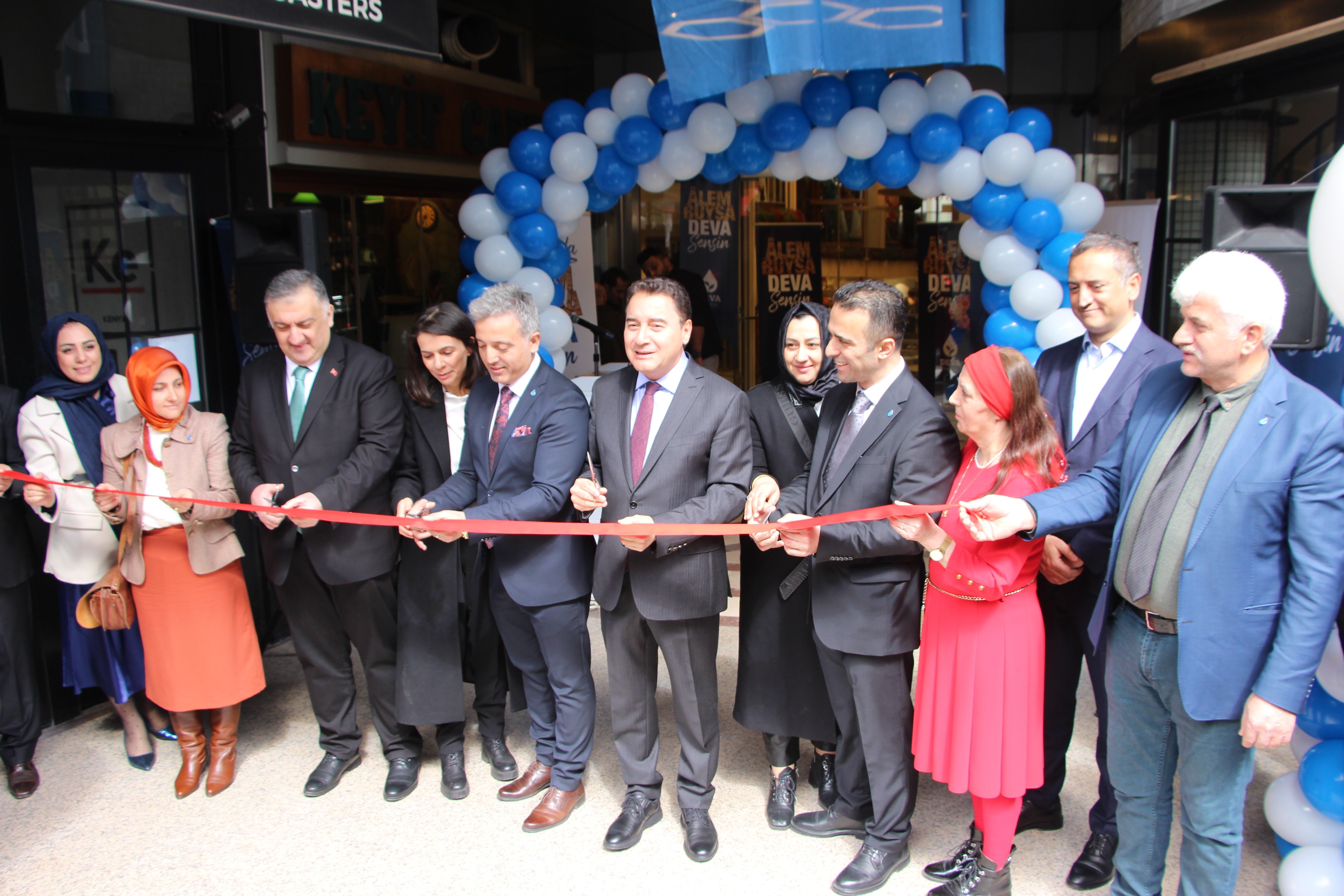 DEVA Partisi Genel Başkanı Ali Babacan, Trabzon İl Başkanlığı açılışında kürsüden 20 kişiye seslendi