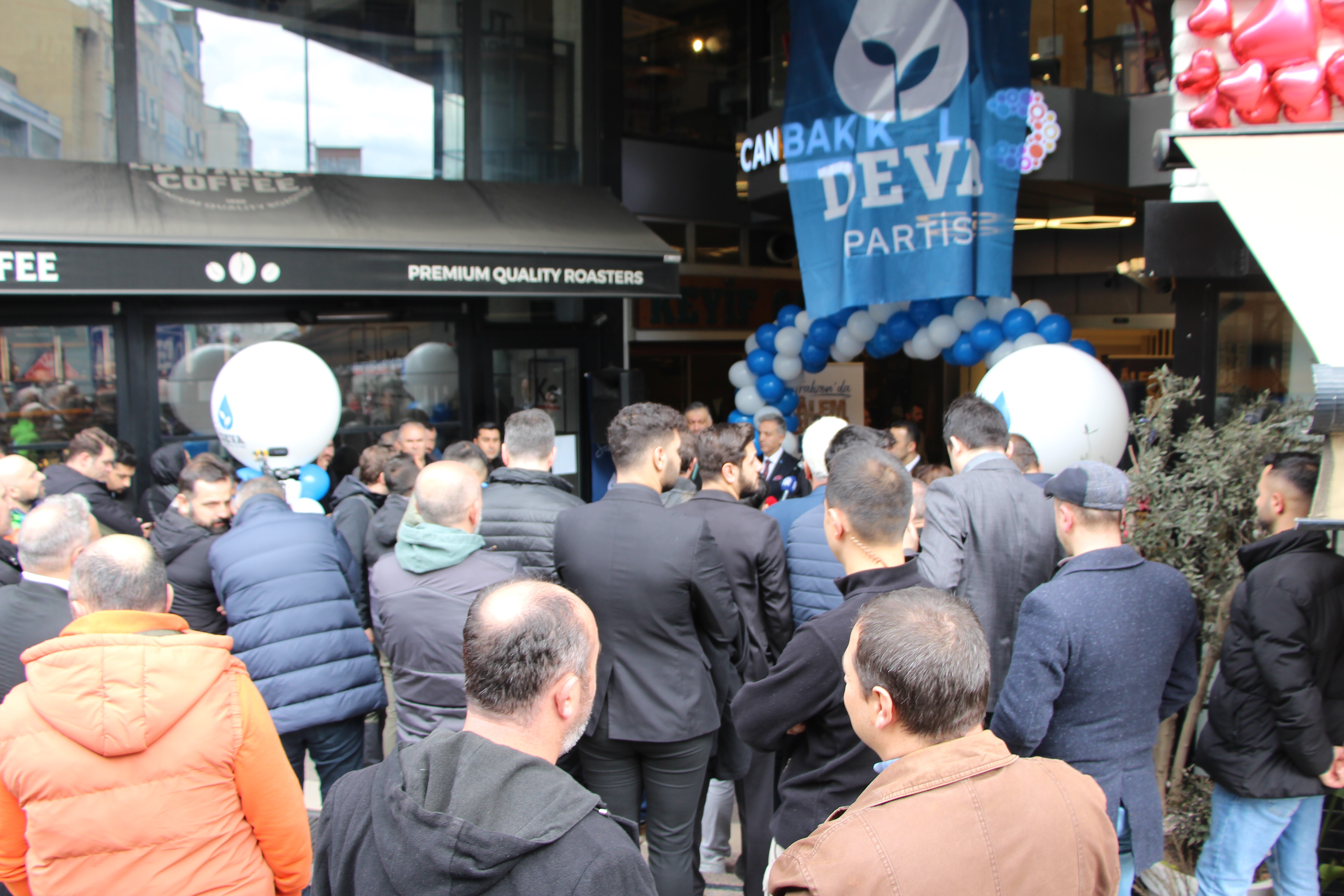 DEVA Partisi Genel Başkanı Ali Babacan, Trabzon İl Başkanlığı açılışında kürsüden 20 kişiye seslendi