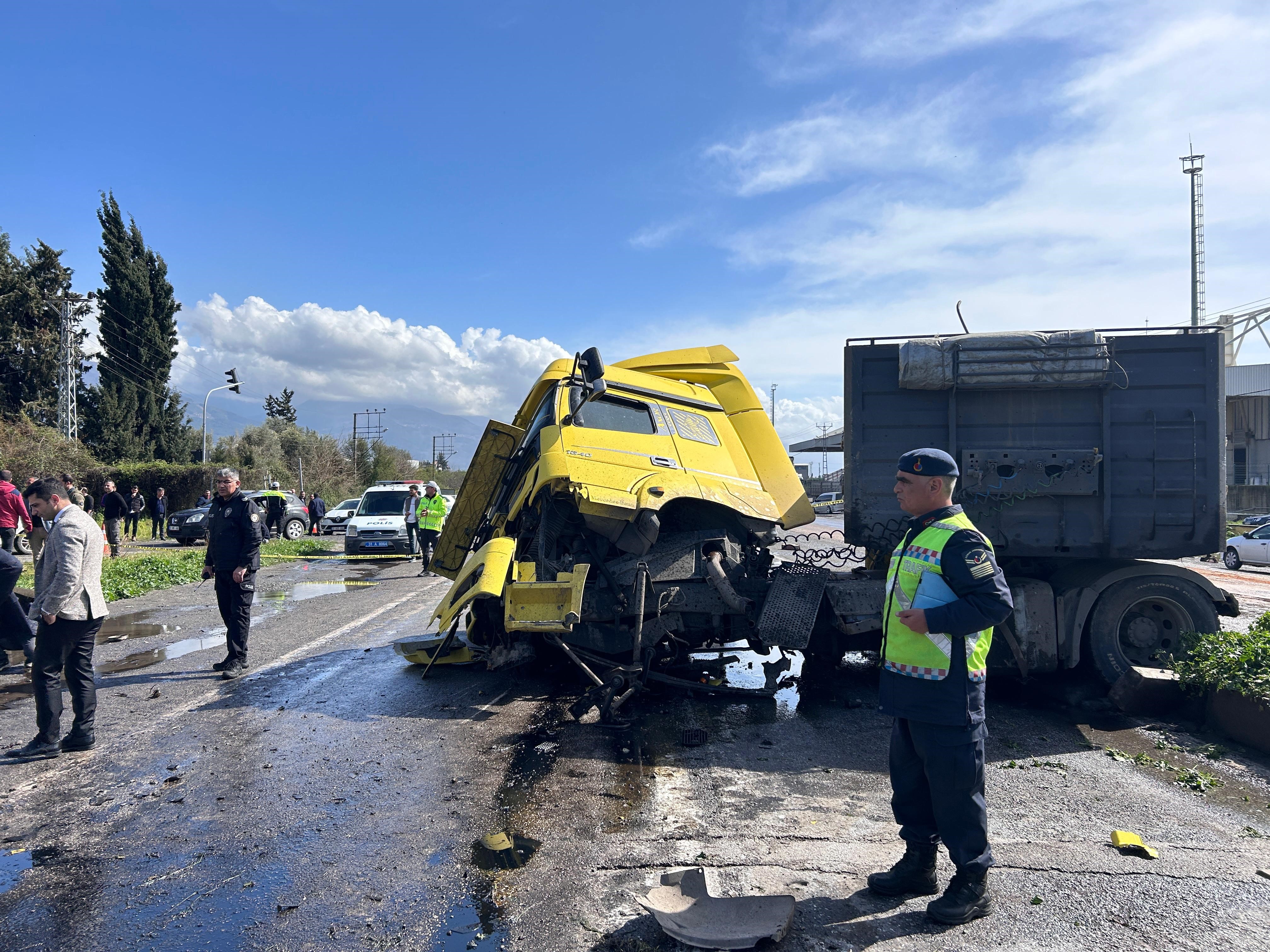 Hatay’ın Dörtyol'da feci kaza! Karşı şeride geçen tır otomobilleri biçti geçti! Çok sayıda ölü var!