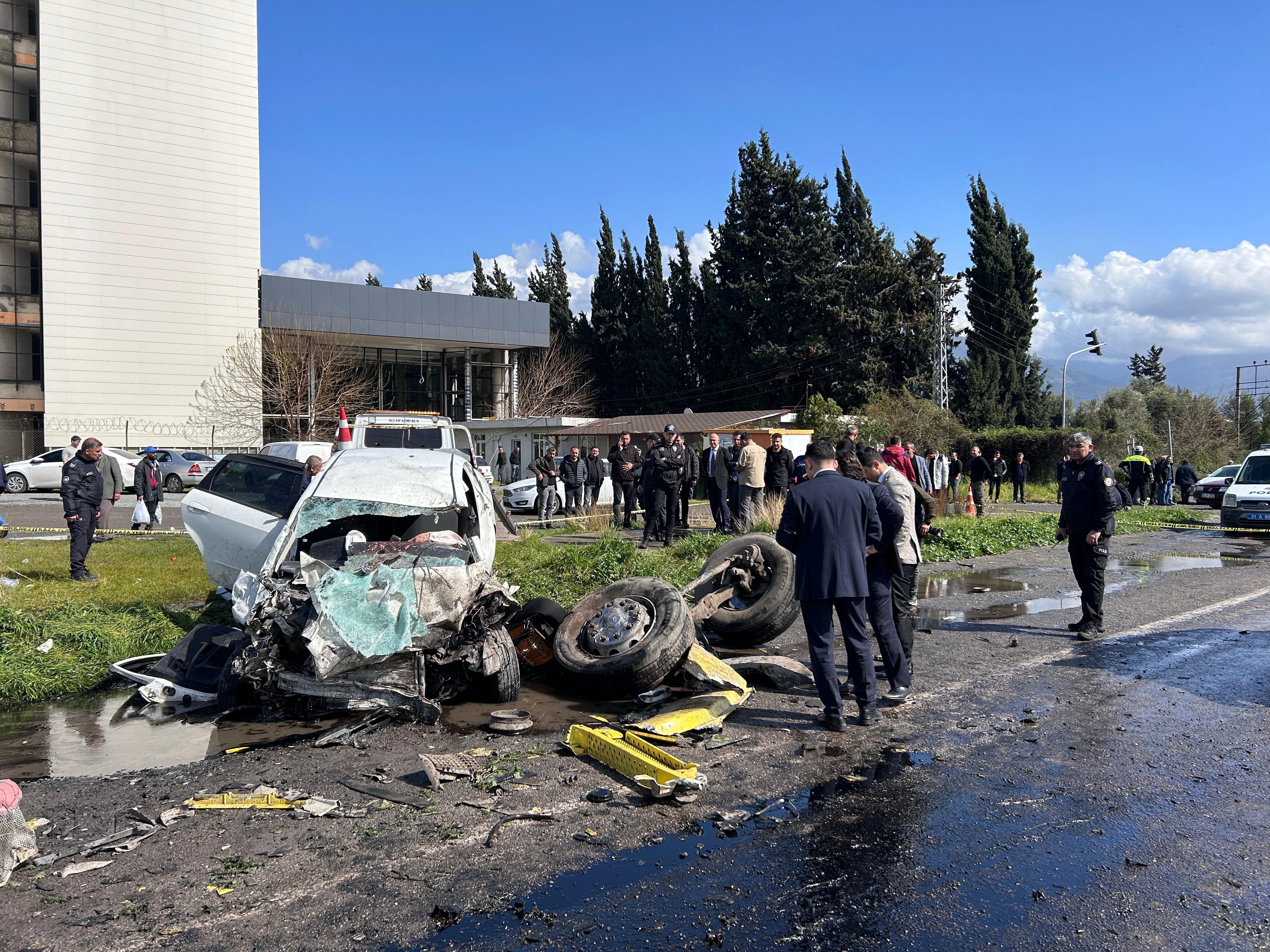 Hatay’ın Dörtyol'da feci kaza! Karşı şeride geçen tır otomobilleri biçti geçti! Çok sayıda ölü var!