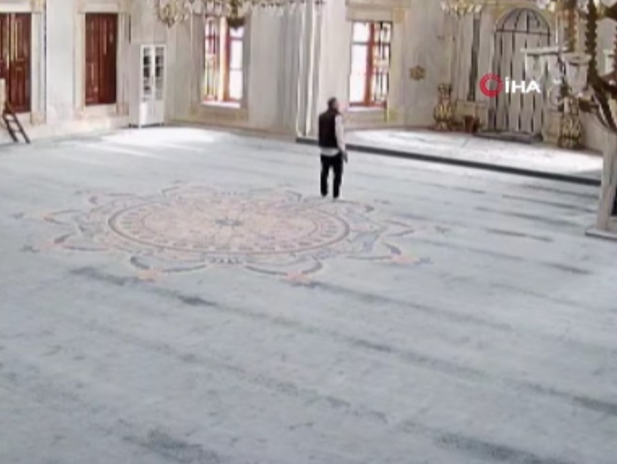 Önce annesi ve kız kardeşini vurdu, sonra camiye gidip intihar etti! O dehşet anı kamerada... 