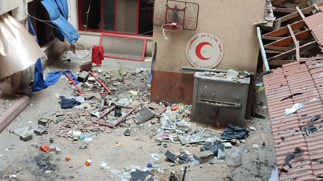 İsrail saldırısı sonucu, Gazze Şeridi’ndeki Al-Amal Hastanesi'ndeki personel ve hastalar zorla tahliye edilerek kapatıldı!