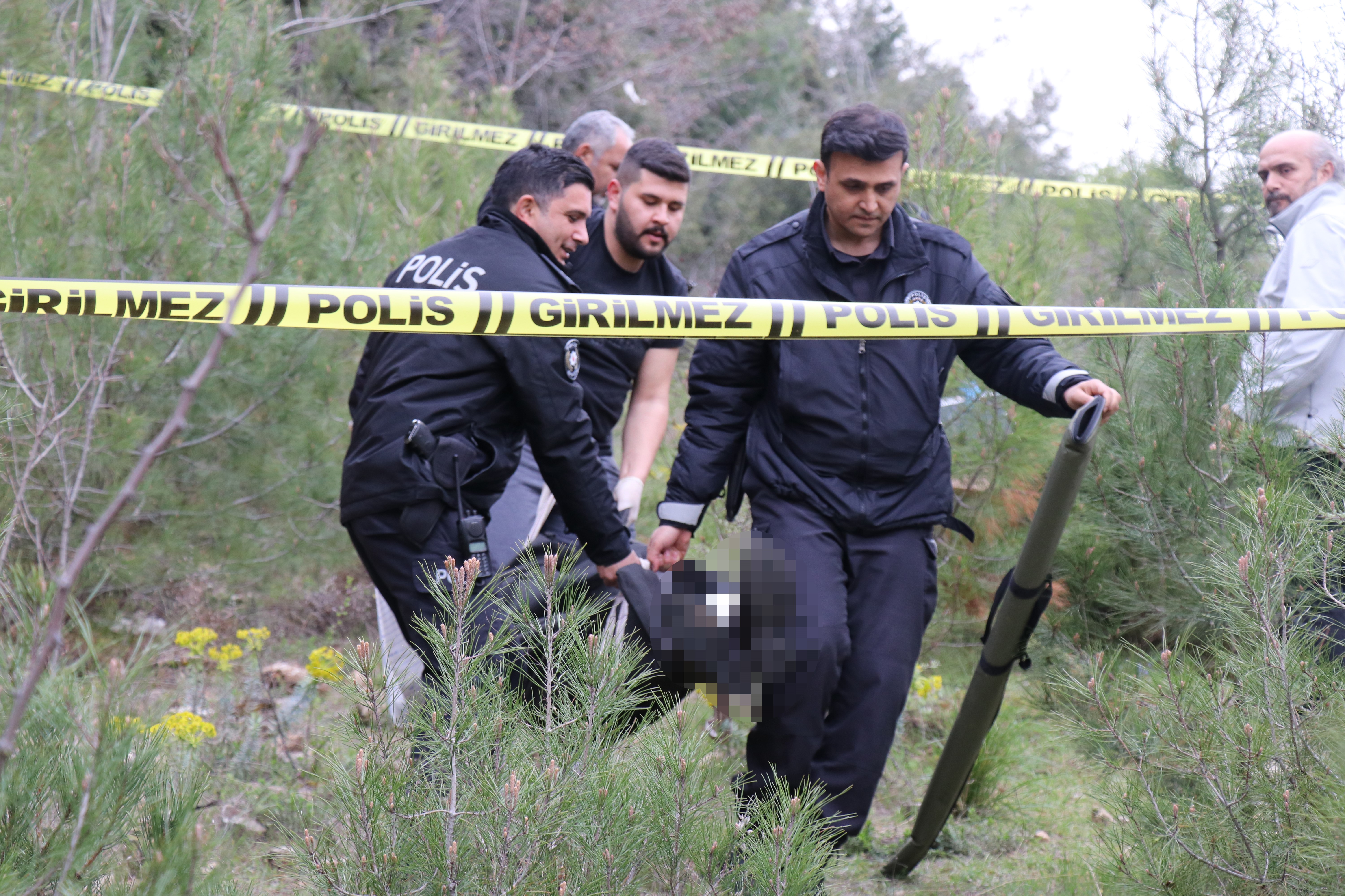 Ormanda mantar toplamak isterken, hayatının şokuyla karşılaştı!