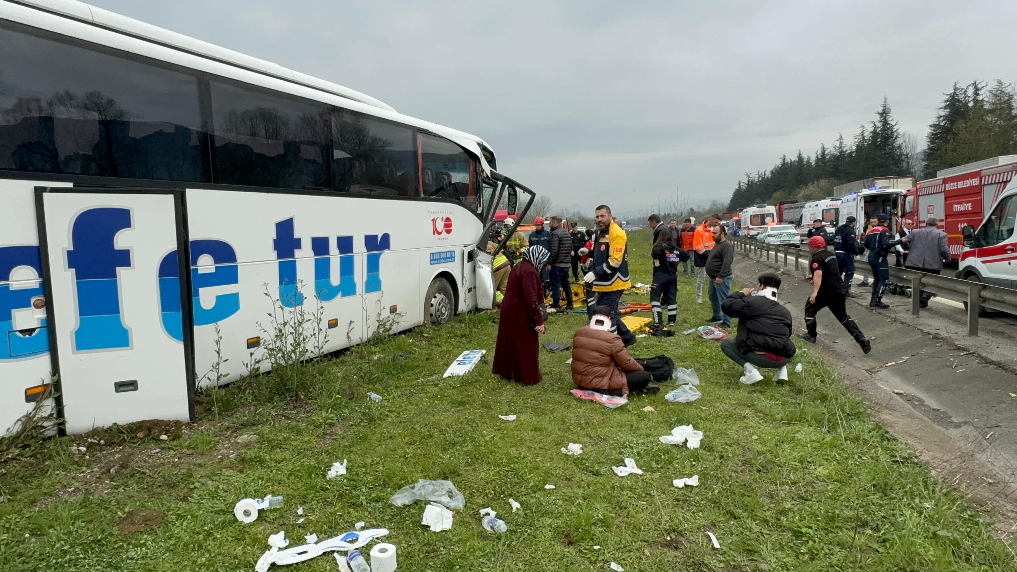 TEM'de dehşet saçan kaza! Yolcu otobüsü tıra arkadan çarptı! Çok sayıda yaralı var!