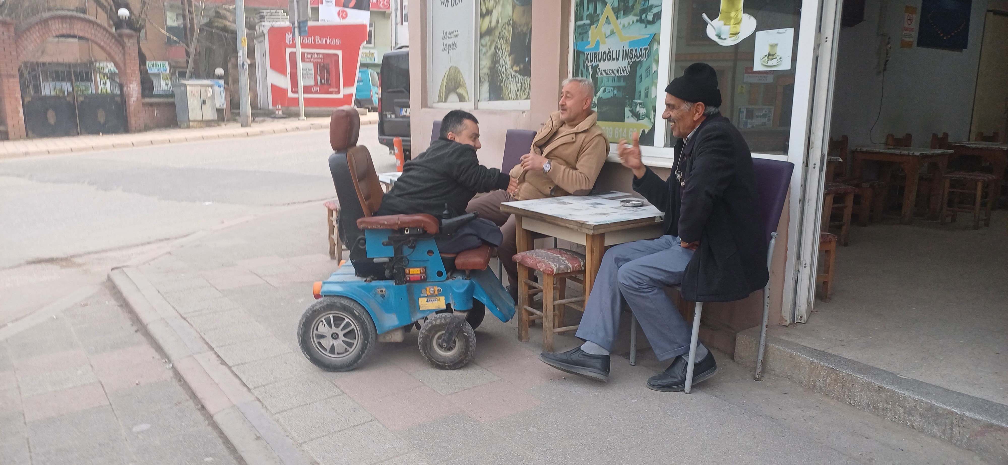 Tekerlekli sandalyesiyle engel tanımadı! Kapı kapı gezip oy istedi