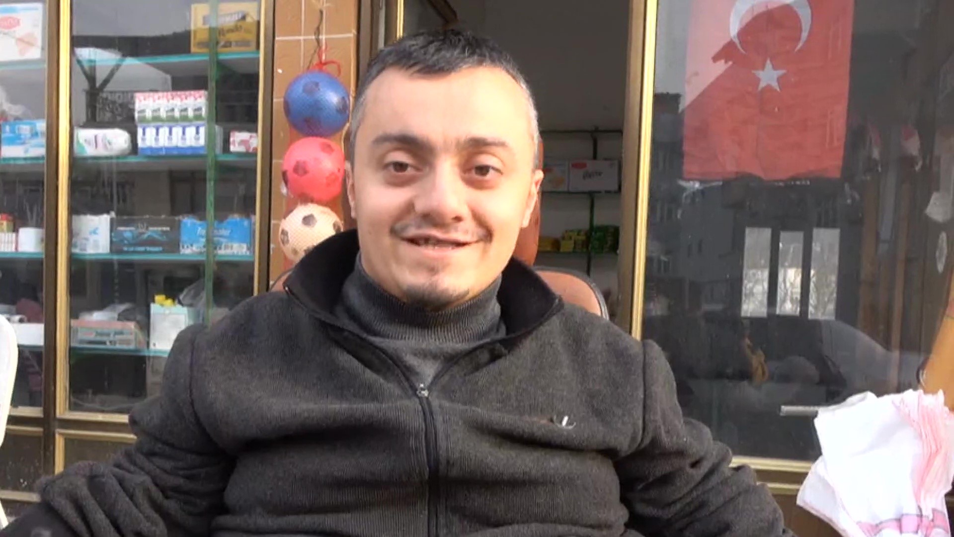 Tekerlekli sandalyesiyle engel tanımadı! Kapı kapı gezip oy istedi