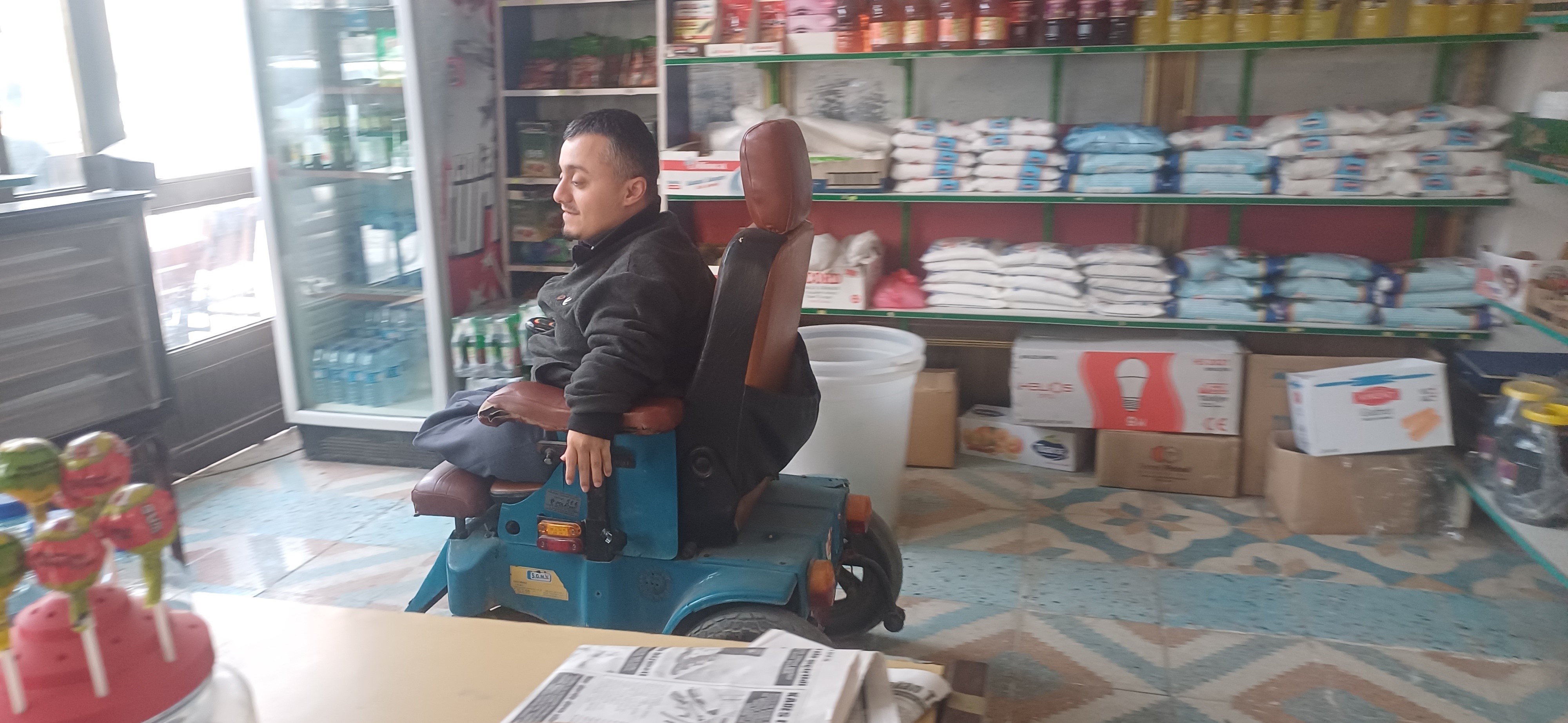 Tekerlekli sandalyesiyle engel tanımadı! Kapı kapı gezip oy istedi