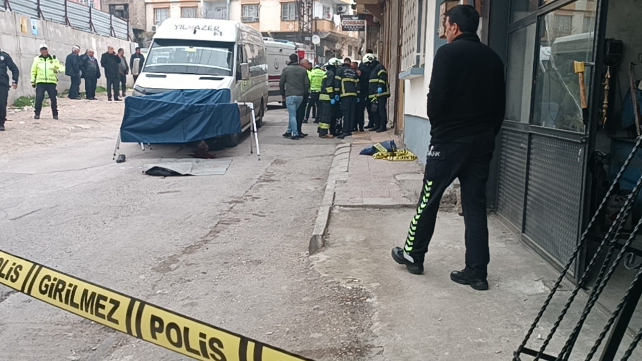 Gaziantep'te feci kaza! Yaşlı adam işçi servisinin altında kalarak feci şekilde can verdi! 
