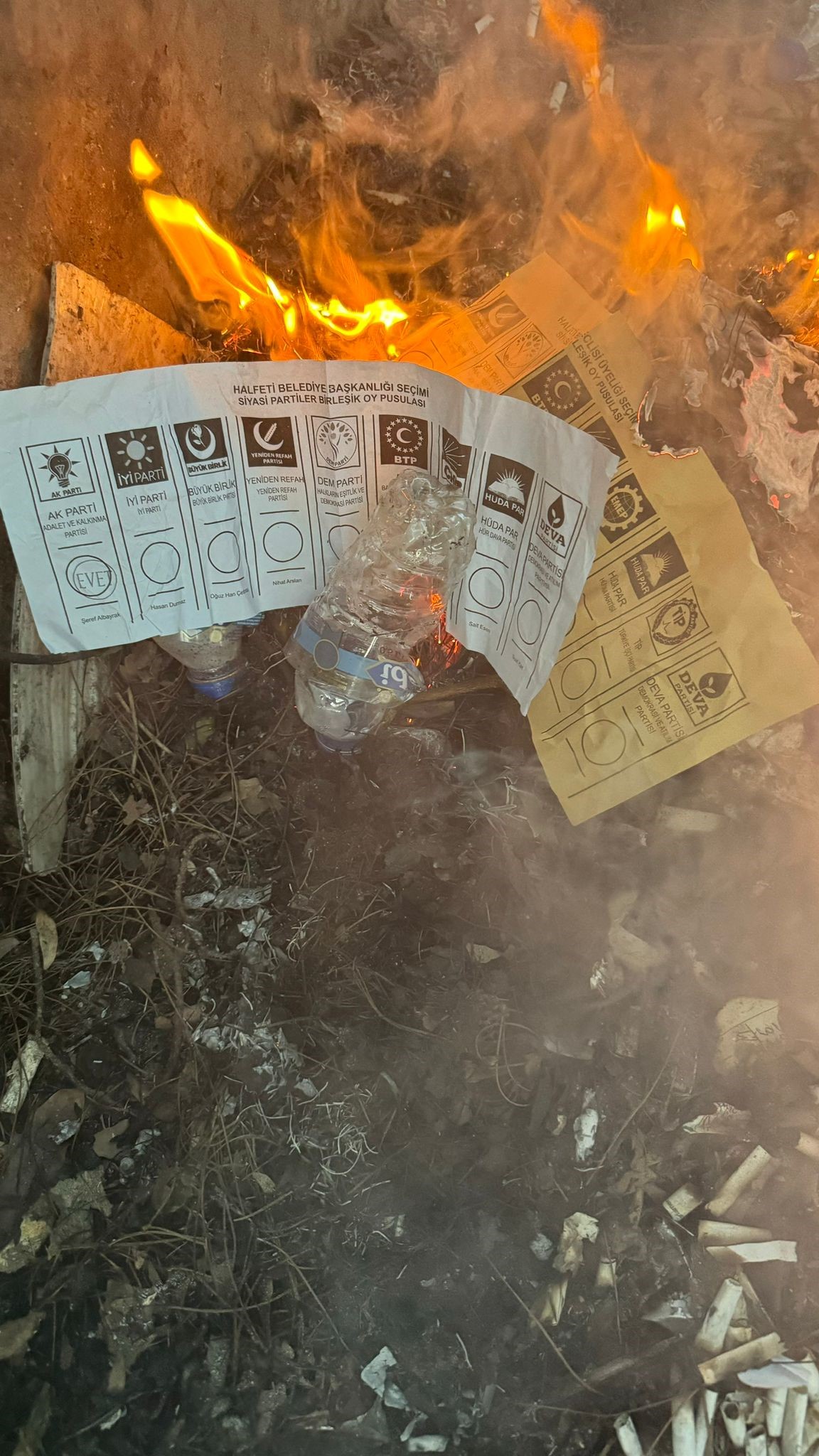 Halfeti’de AK Parti'ye ait 'evet' mührü basılmış oy pusulaları yakılmış halde bulundu!