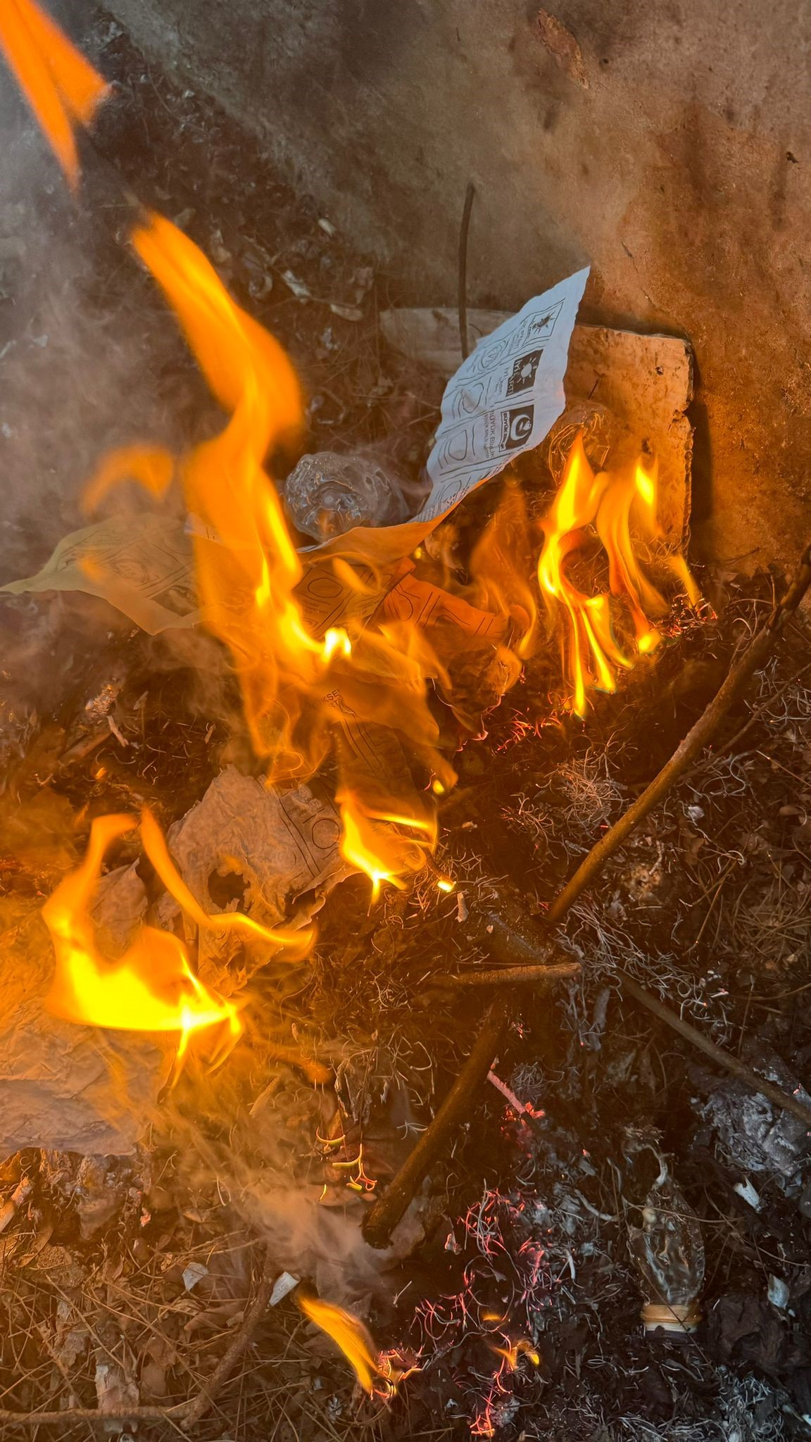 Halfeti’de AK Parti'ye ait 'evet' mührü basılmış oy pusulaları yakılmış halde bulundu!