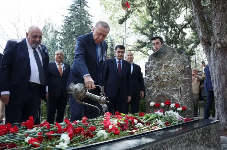 Erdoğan, Alparslan Türkeş'in Beştepedeki kabrini ziyaret ederek dualar okuldu