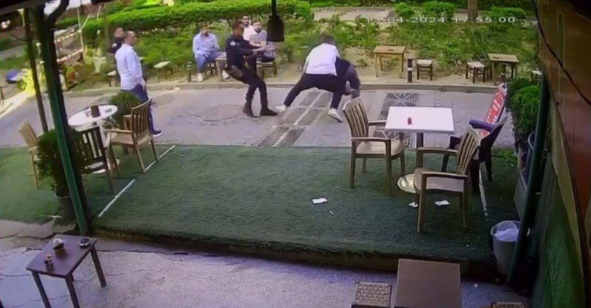 Bursa’da trajikomik olay! Kaçan şüpheliyi polise teslim eden vatandaş, yarım kalan çay keyfine devam etti