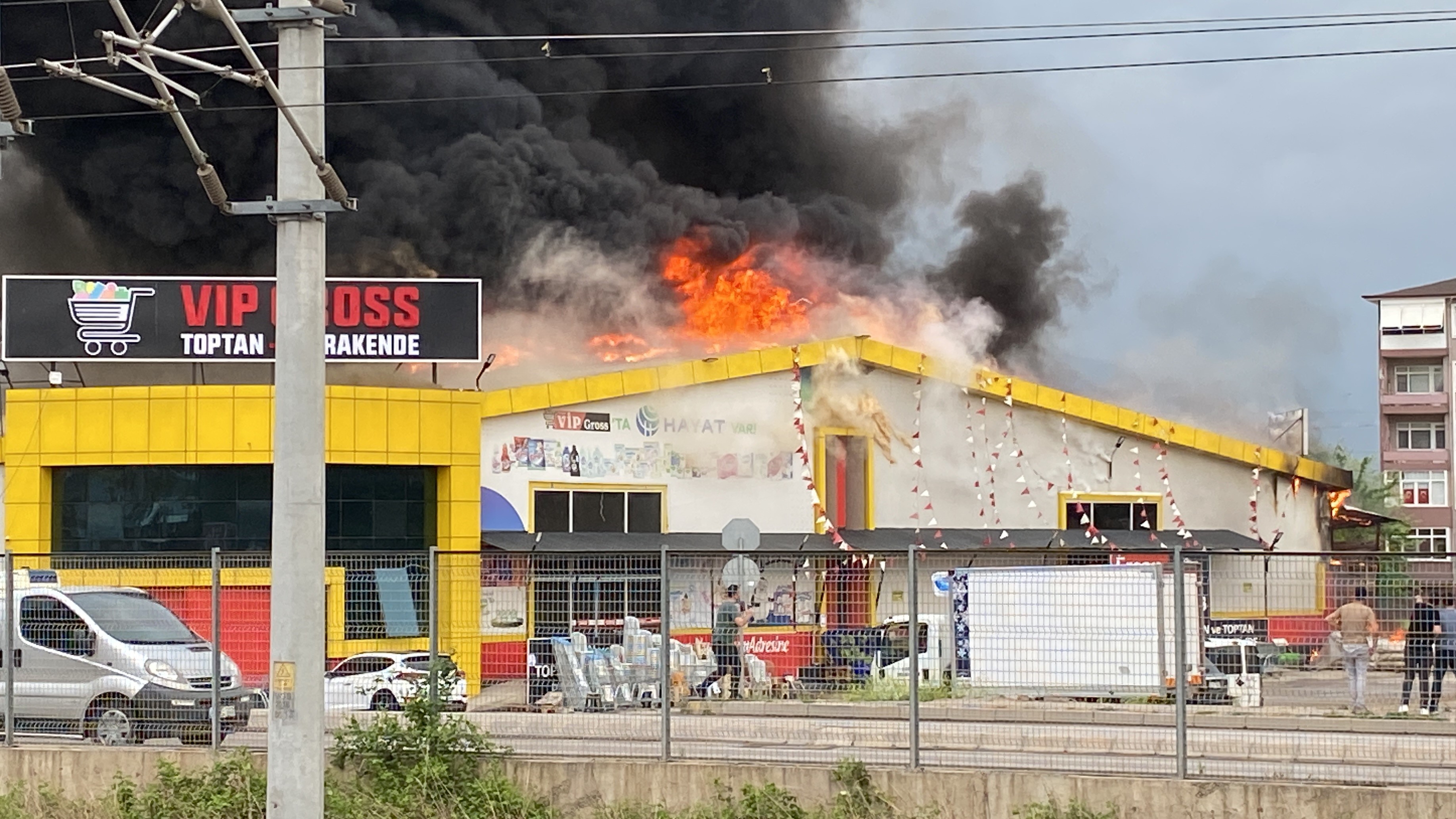 Kocaeli'de korkutan yangın! Büyüyen alevler marketi böyle sardı!