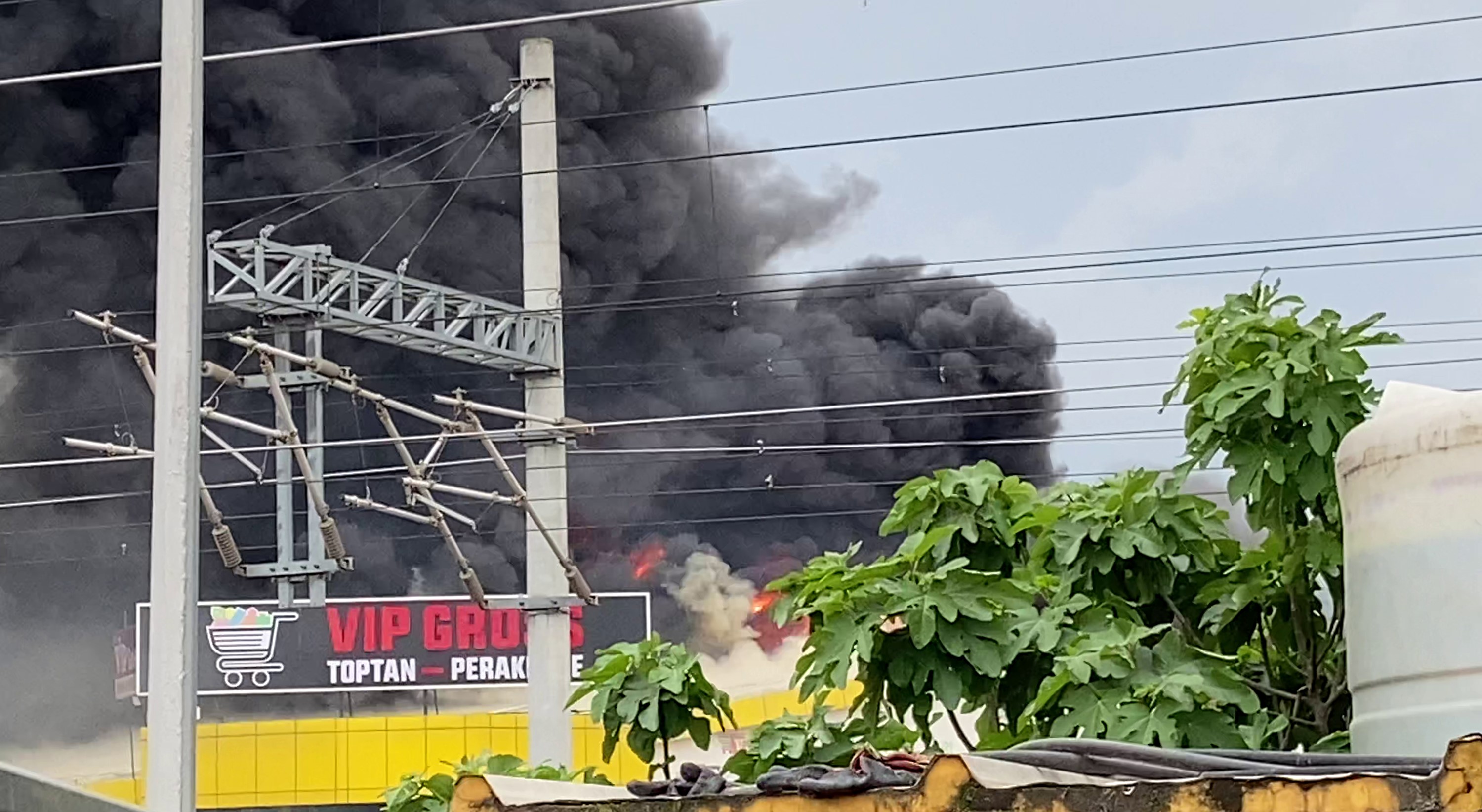 Kocaeli'de korkutan yangın! Büyüyen alevler marketi böyle sardı!
