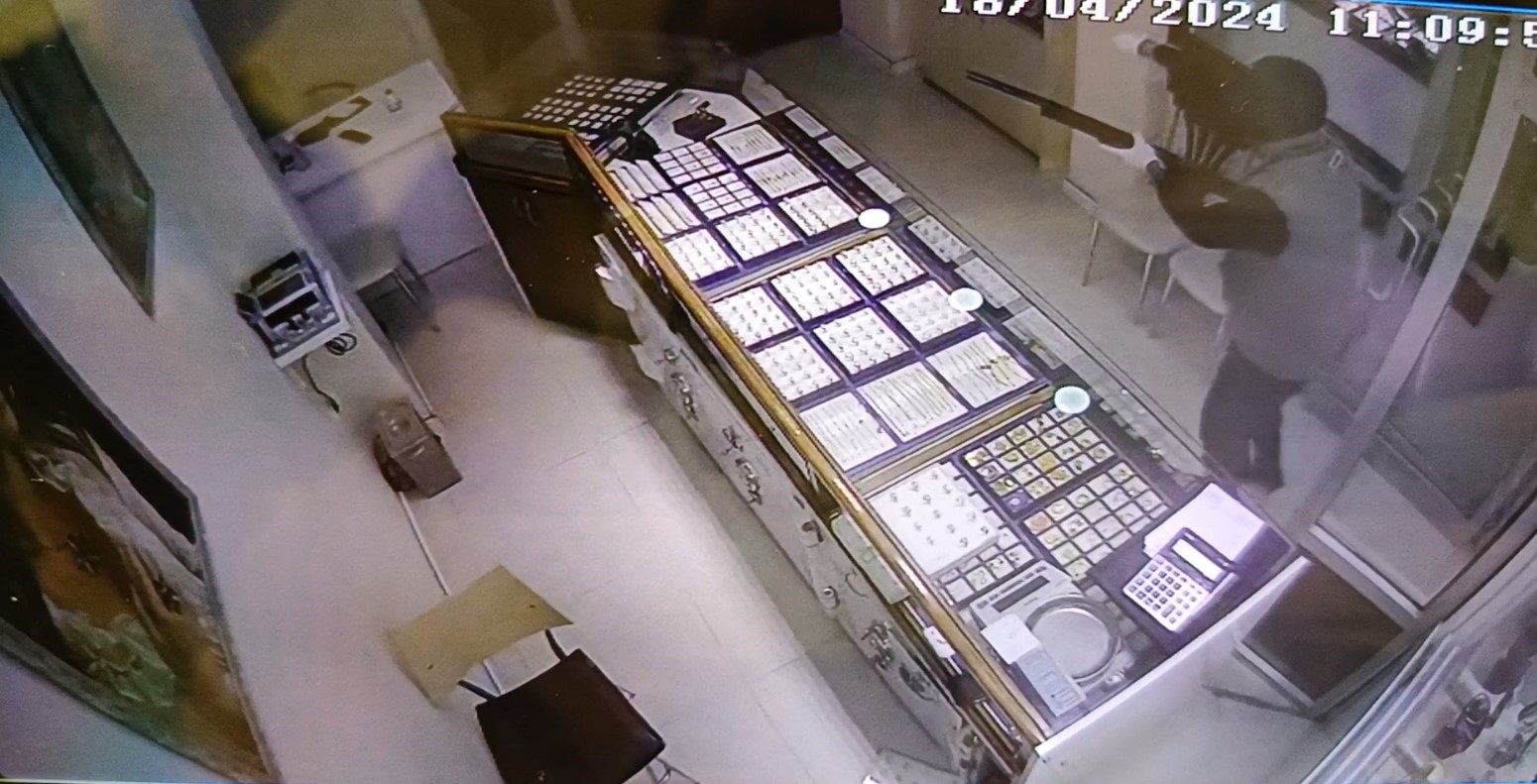 Soygun görüntüleri ortaya çıktı! Giresun’daki kuyumcu soygunu saniye saniye güvenlik kameralarına böyle yansıdı!