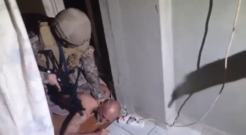 Bursa'da şafak operasyonu nefes kesti! 15 yıl kesinleşmiş hapis cezası bulunan zanlı deldiği duvardan kaçmaya çalıştı!