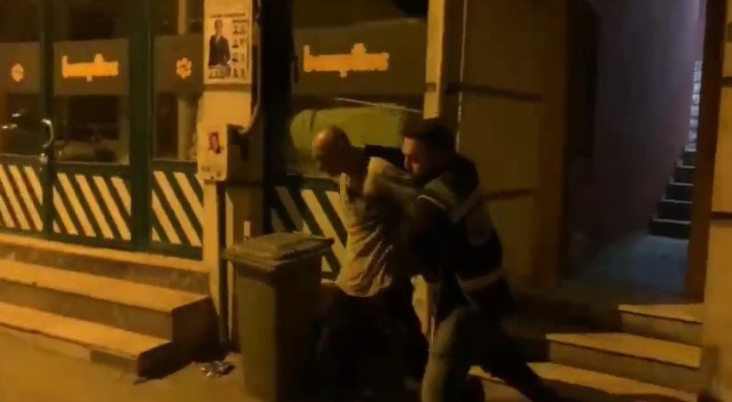 Bursa'da şafak operasyonu nefes kesti! 15 yıl kesinleşmiş hapis cezası bulunan zanlı deldiği duvardan kaçmaya çalıştı!