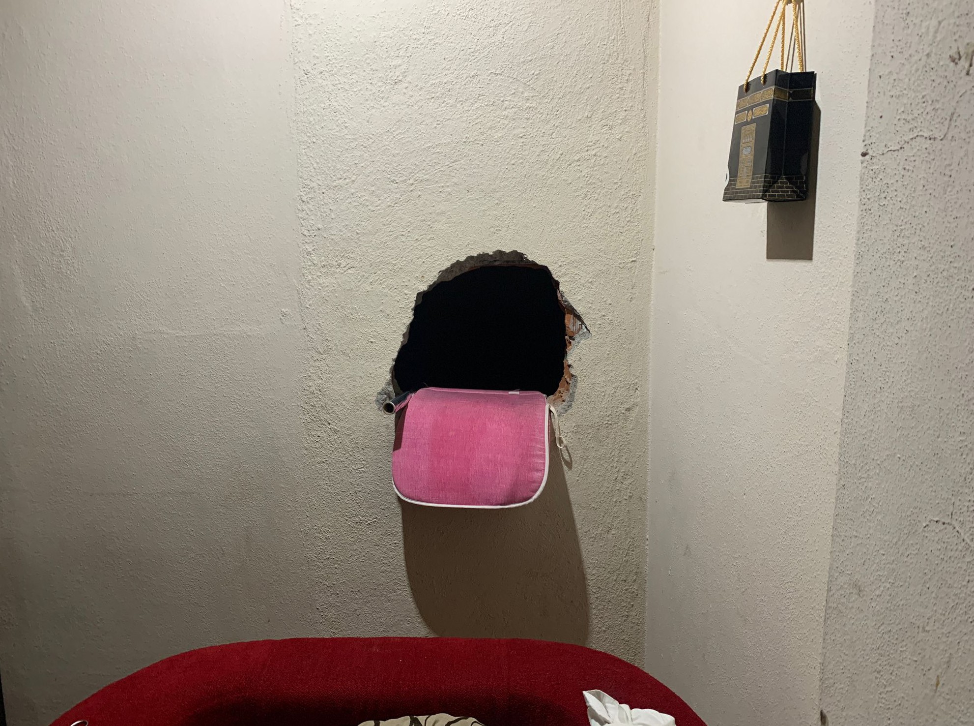 Bursa'da şafak operasyonu nefes kesti! 15 yıl kesinleşmiş hapis cezası bulunan zanlı deldiği duvardan kaçmaya çalıştı!