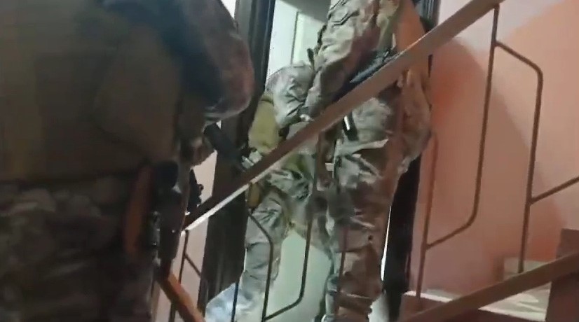 Bursa'da şafak operasyonu nefes kesti! 15 yıl kesinleşmiş hapis cezası bulunan zanlı deldiği duvardan kaçmaya çalıştı!