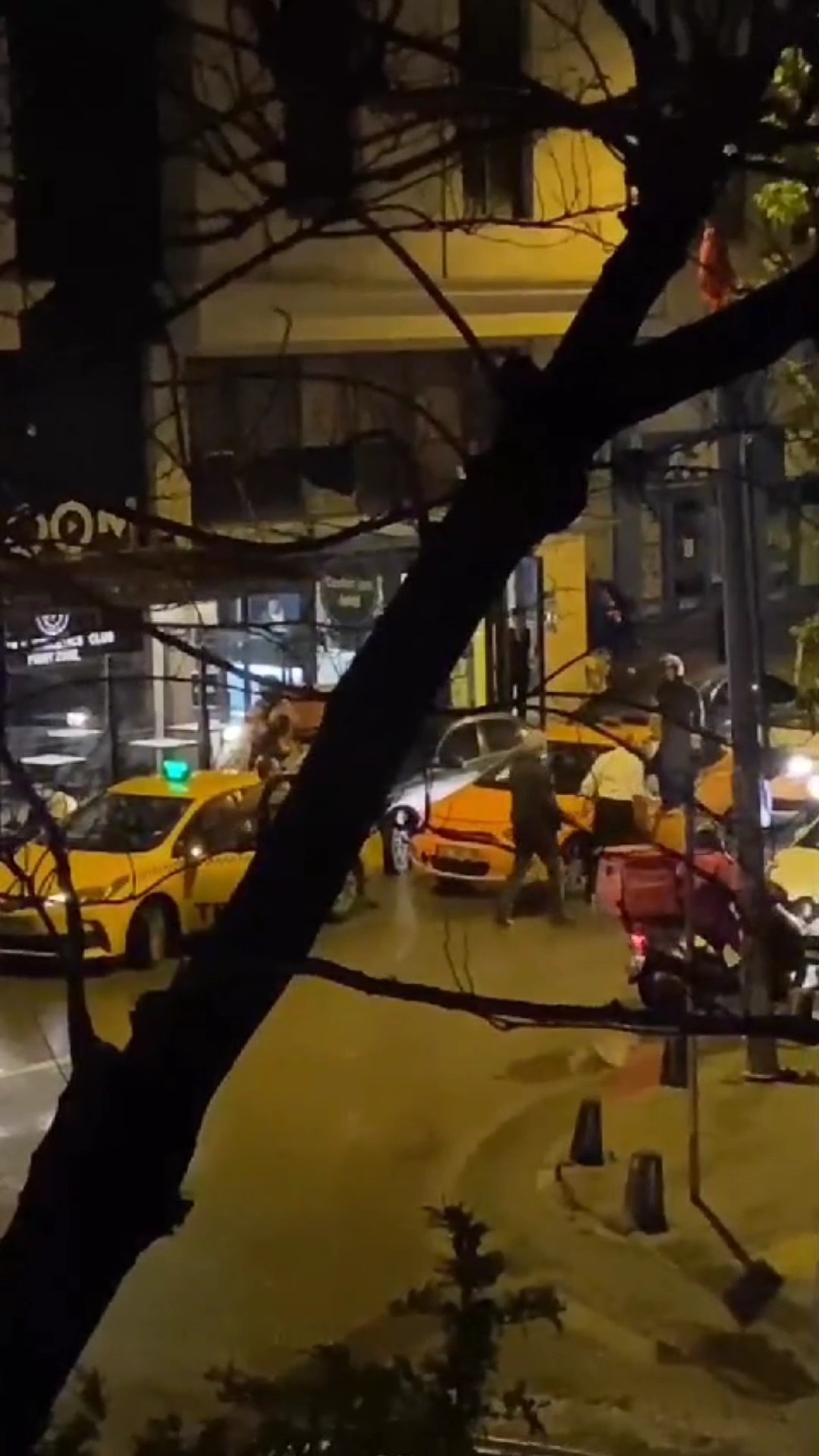 Maltepe'de hareketli gece! Ticari taksi şoförü ve müşteri yumruk yumruğa birbirine girdi!