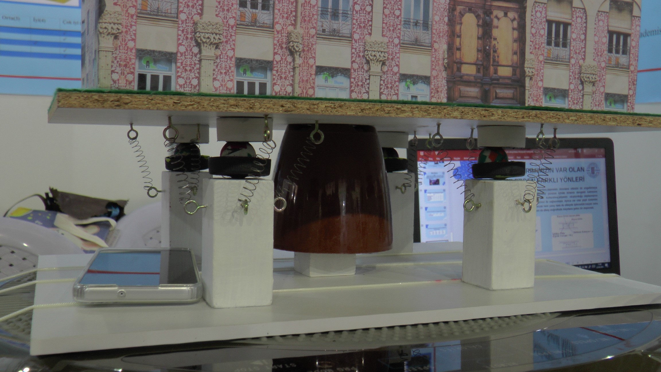 Küçük ellerden, büyük projeler! Öğrenciler 8 şiddetindeki depreme dayanıklı proje üretti!